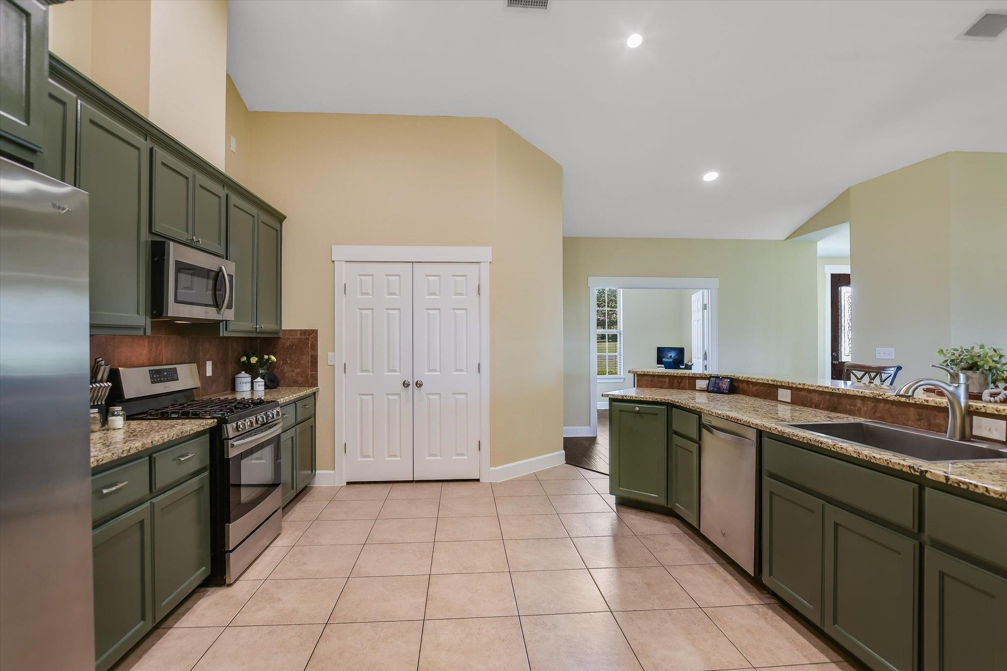212 Christine LN — photo 4