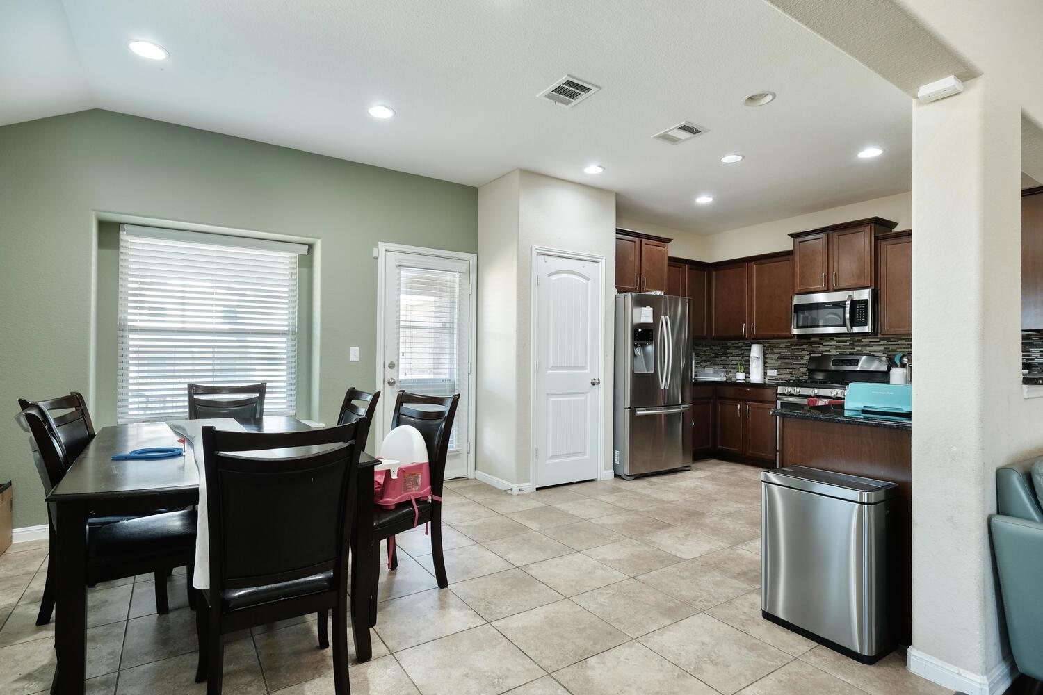 413 Alsatian LN — photo 4
