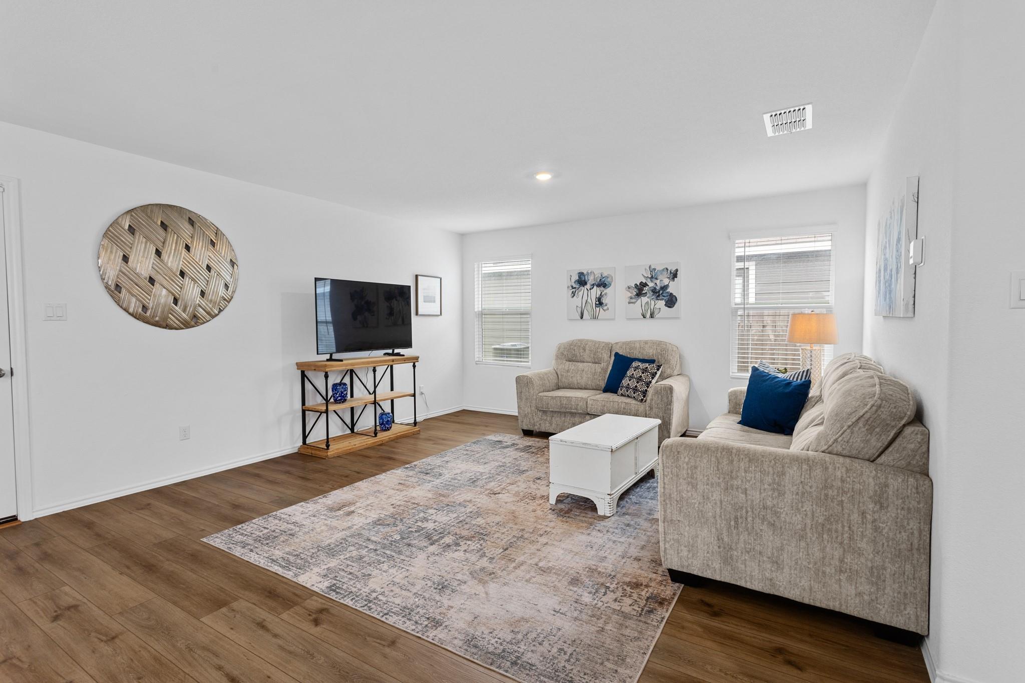 584 Commander Abbott DR — photo 4