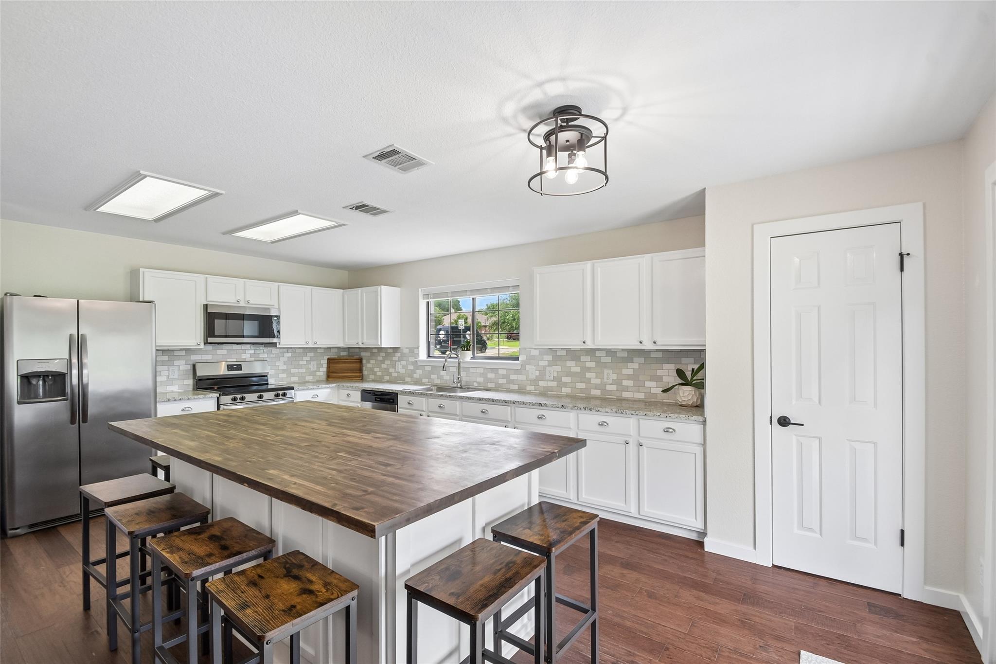 485 Bella Vista CIR — photo 3