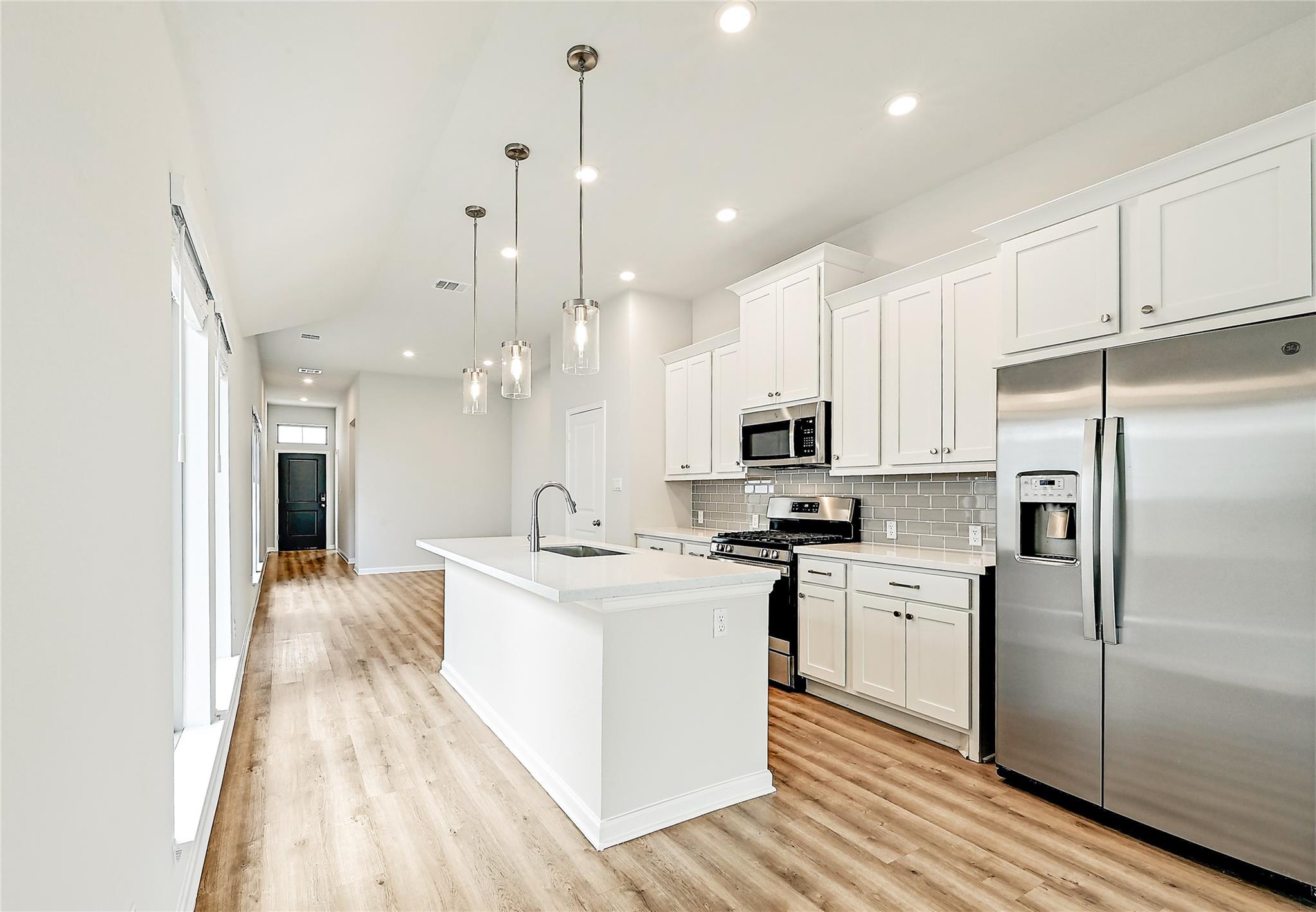 305 Banyon DR — photo 4