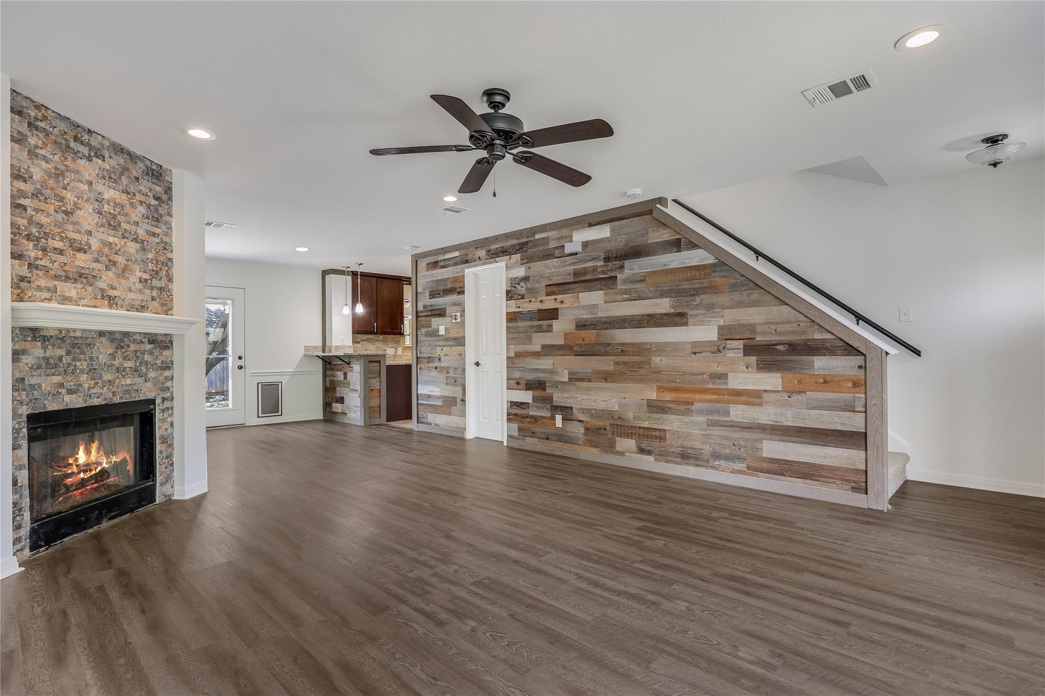 2424 Roundabout LN — photo 5