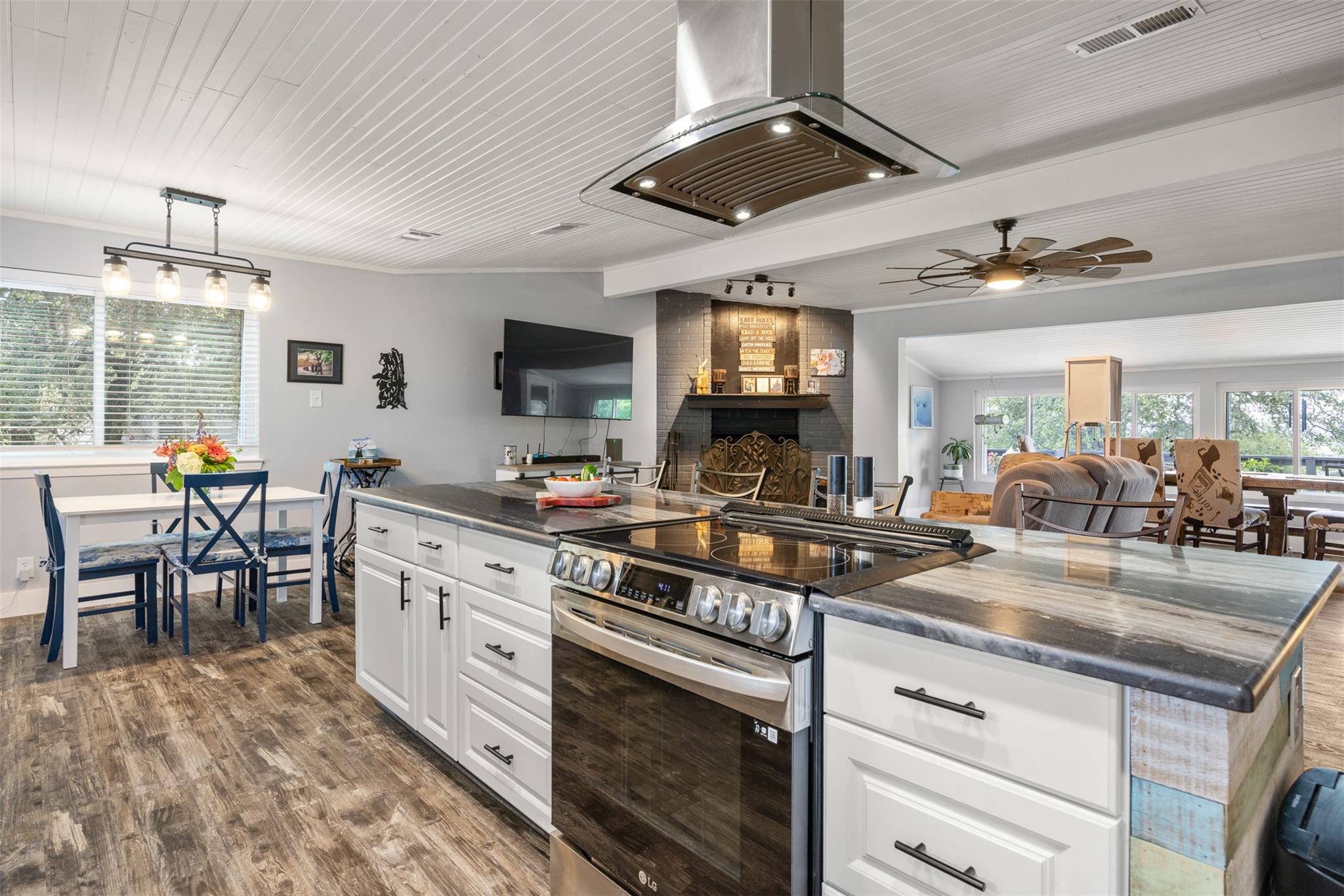 1215 Amanda DR — photo 4