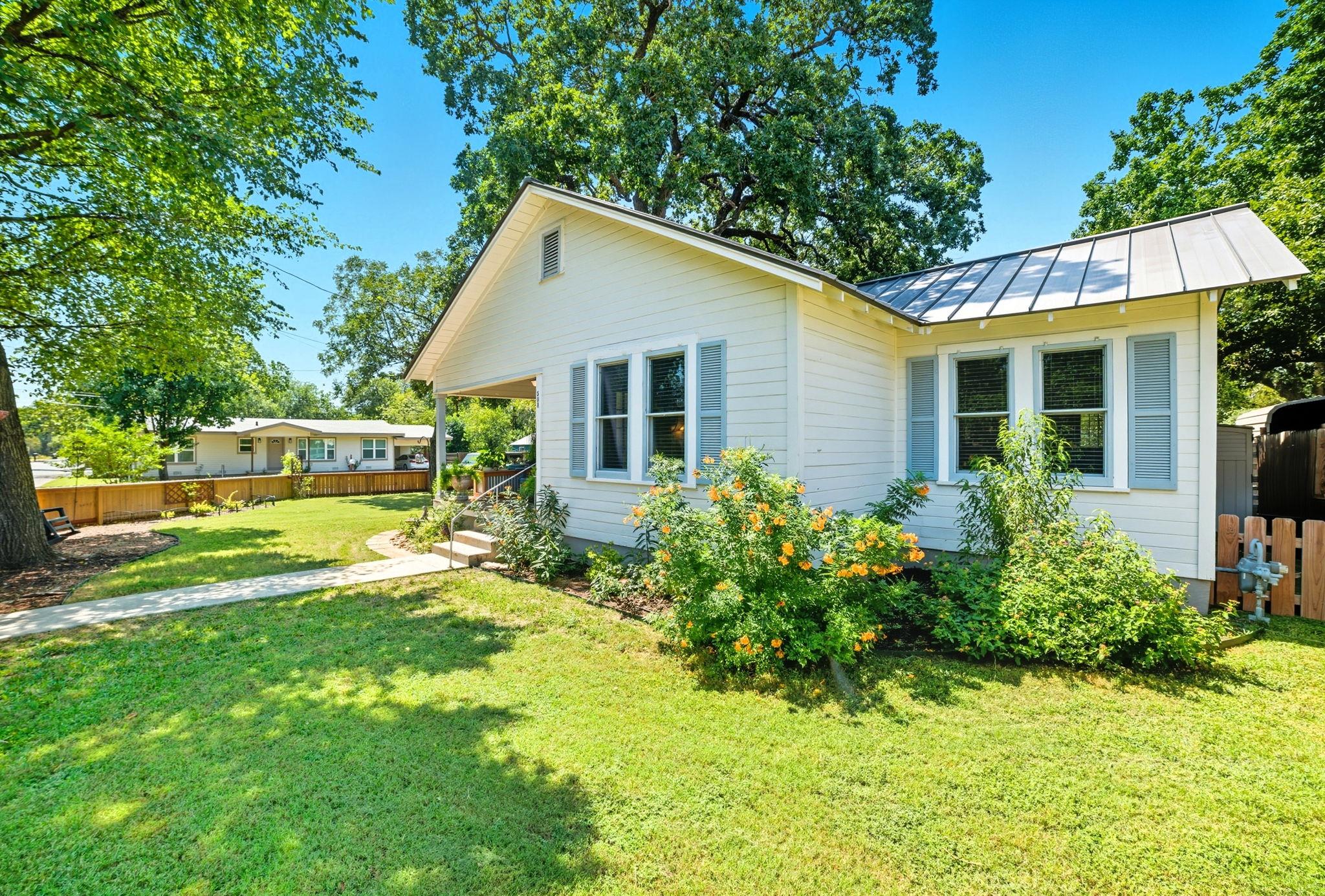 508 Vandeveer ST — photo 3