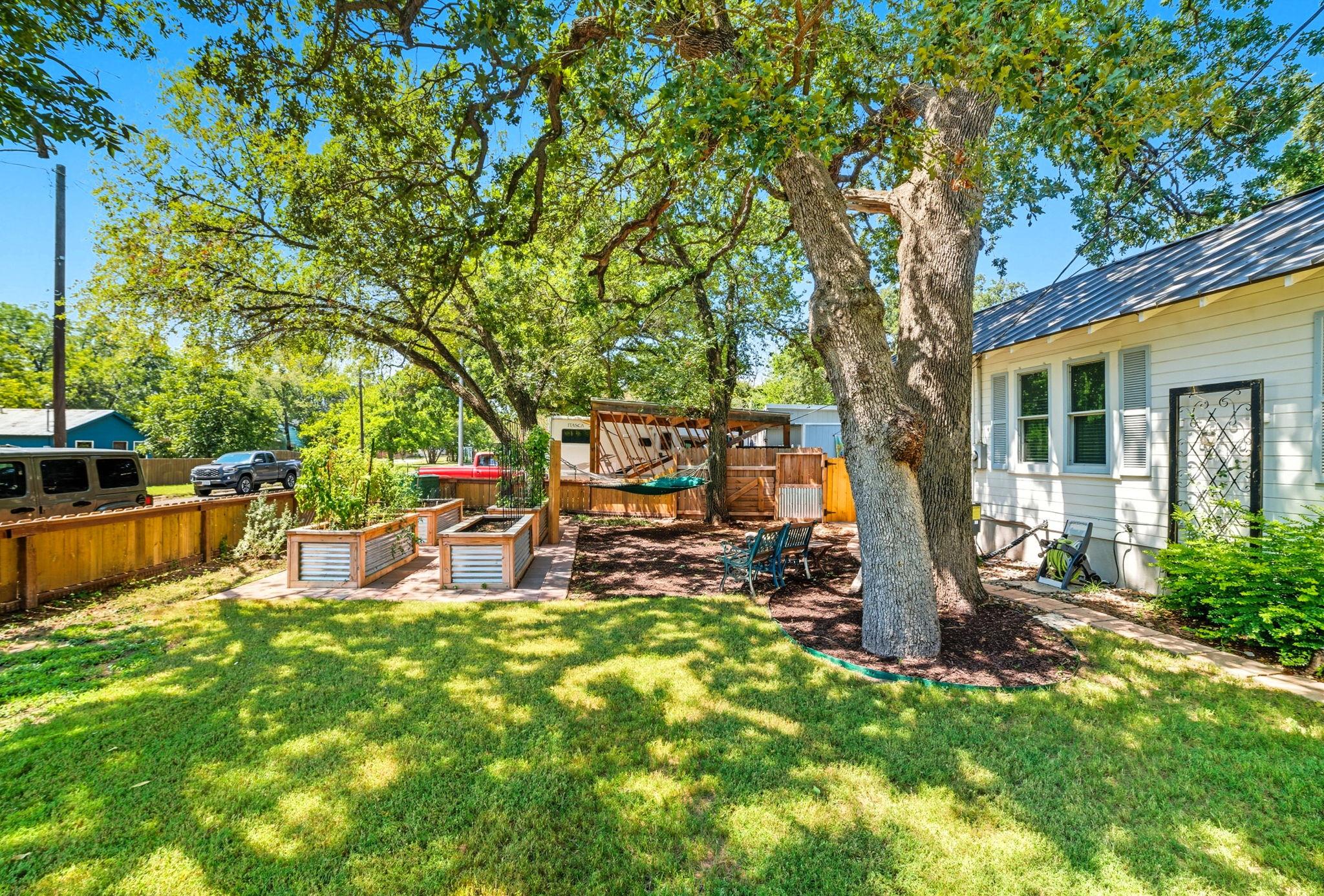 508 Vandeveer ST — photo 4
