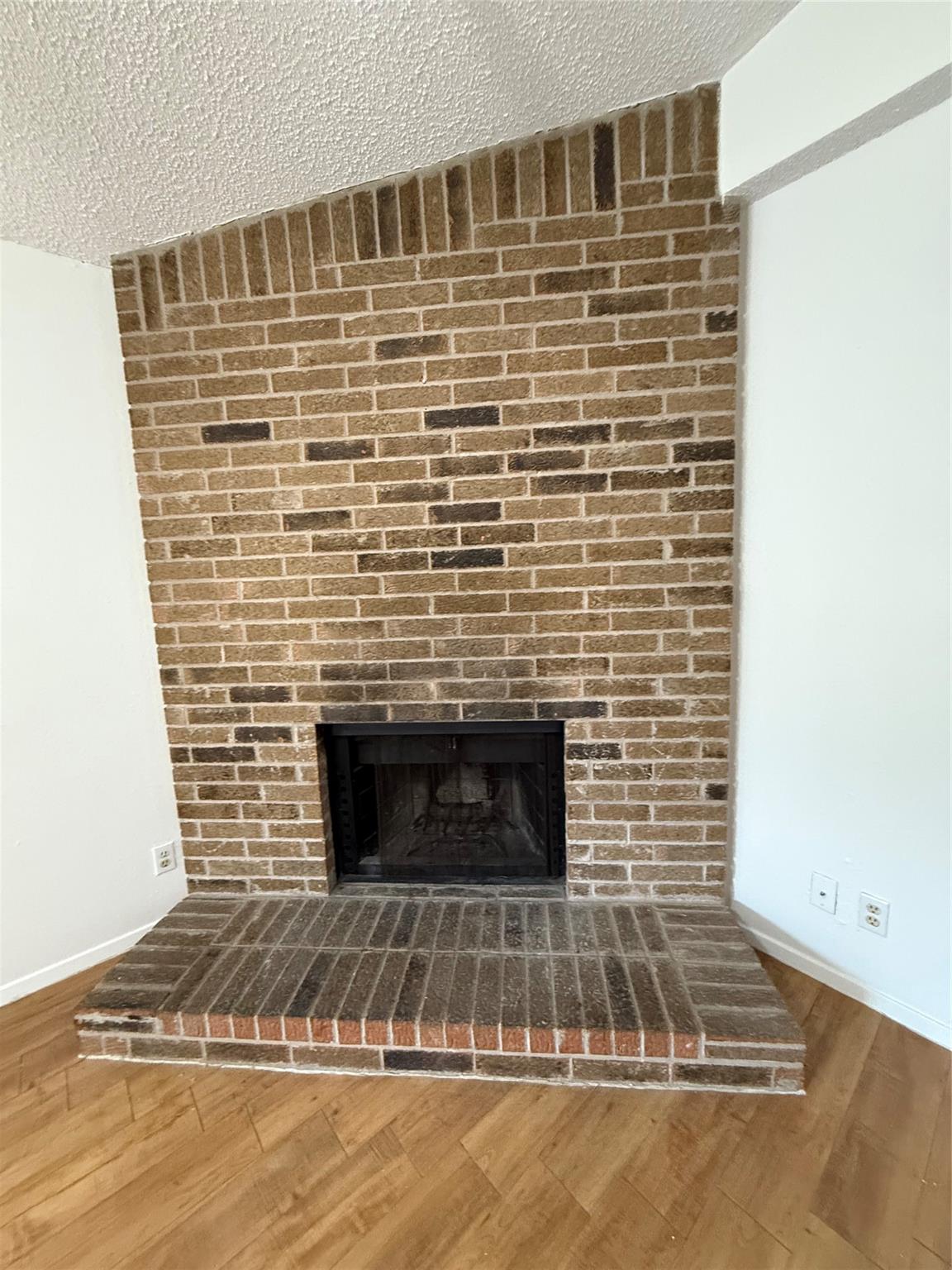 2115 Courtney ST — photo 3