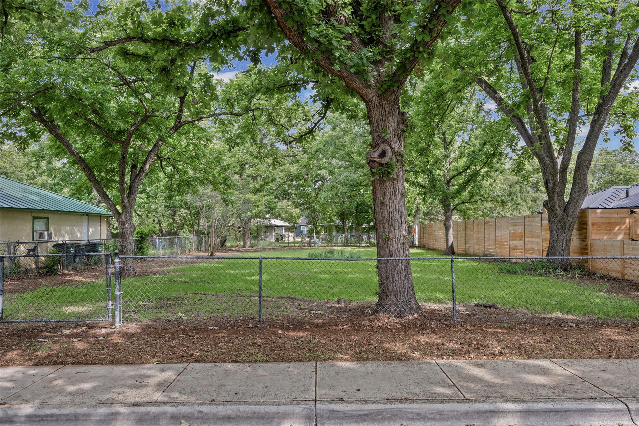 943 Field ST — photo 3