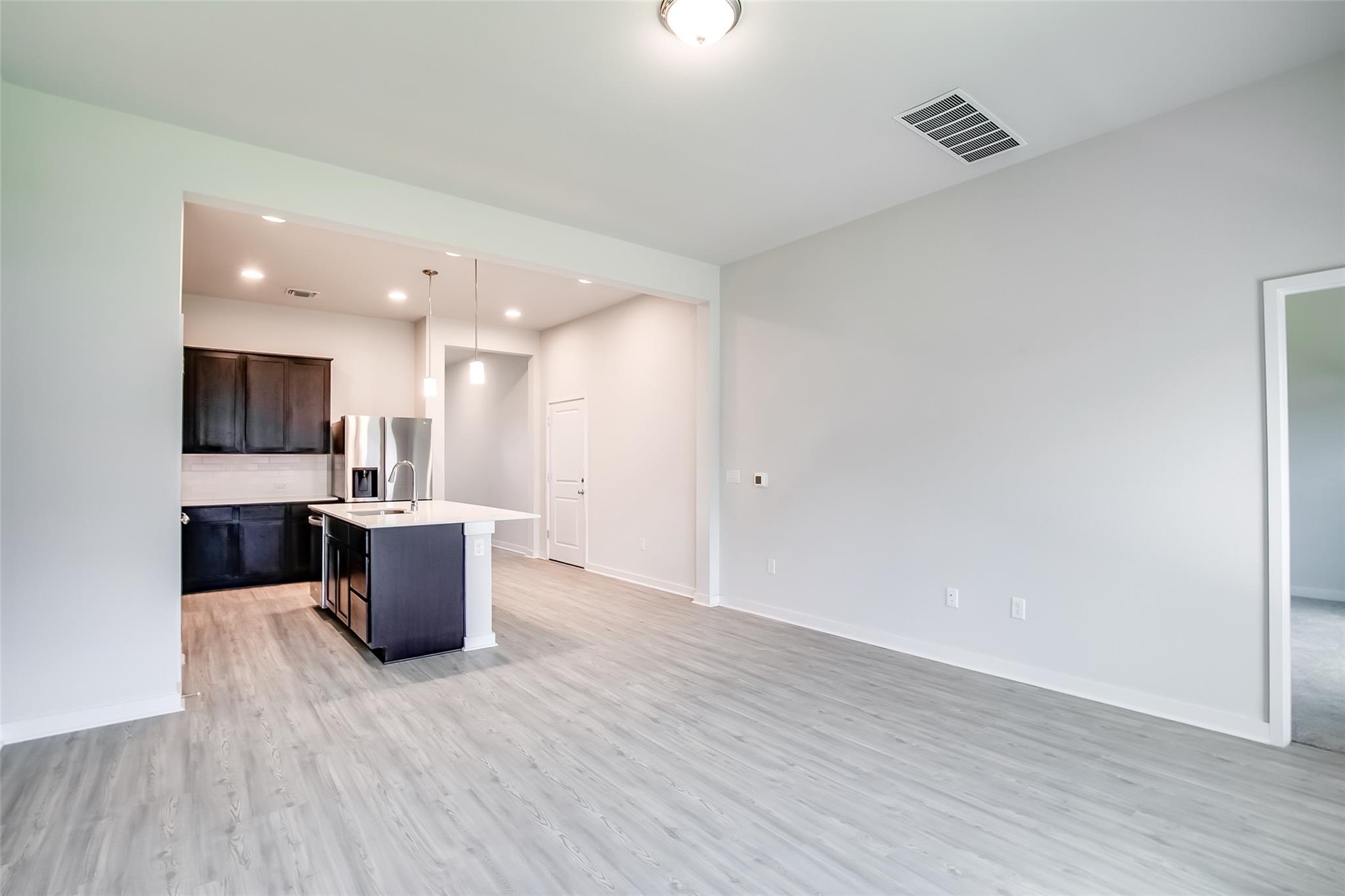 15107 Forum Ave — photo 5