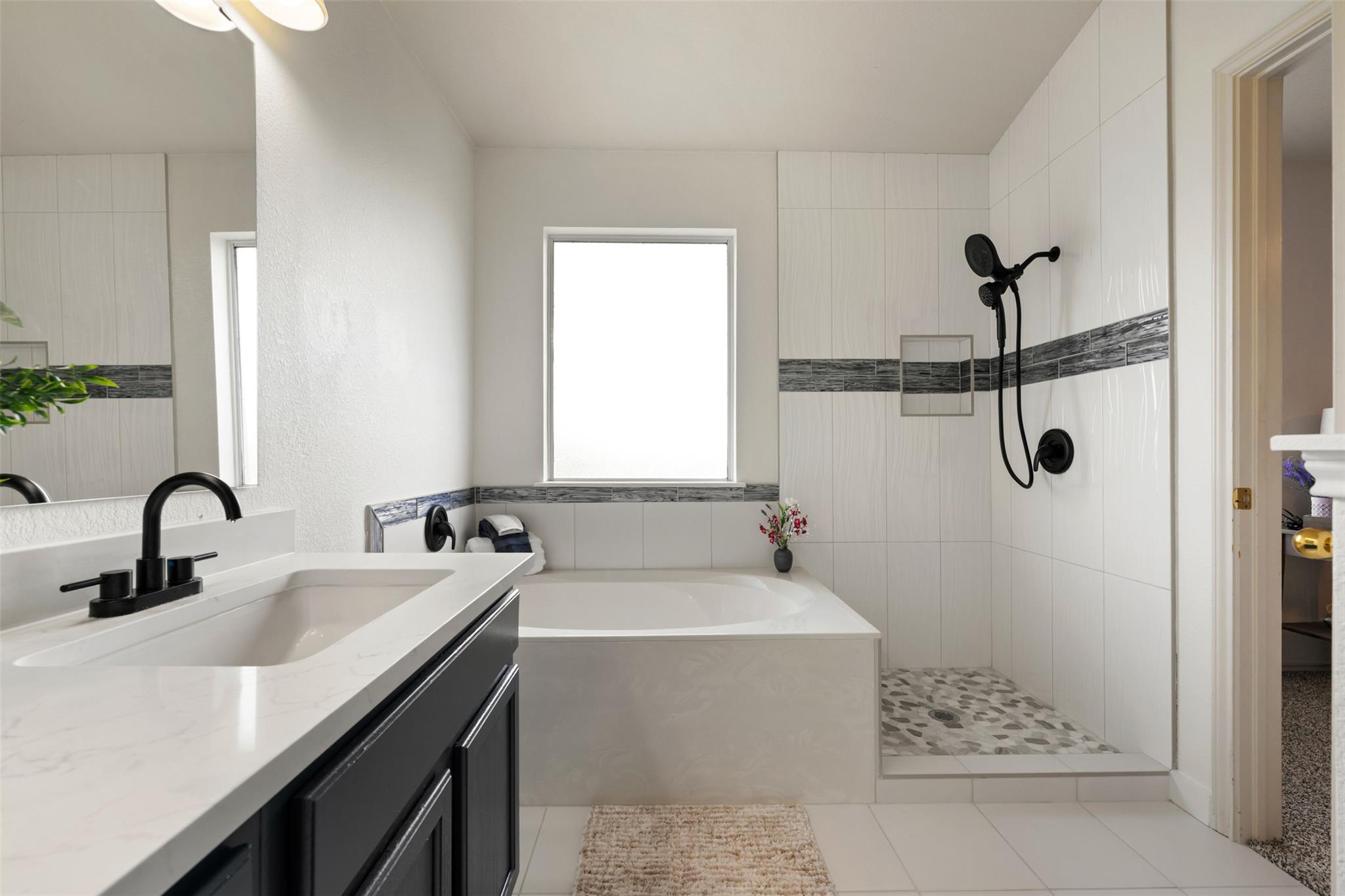 1104 Henderson DR — photo 3
