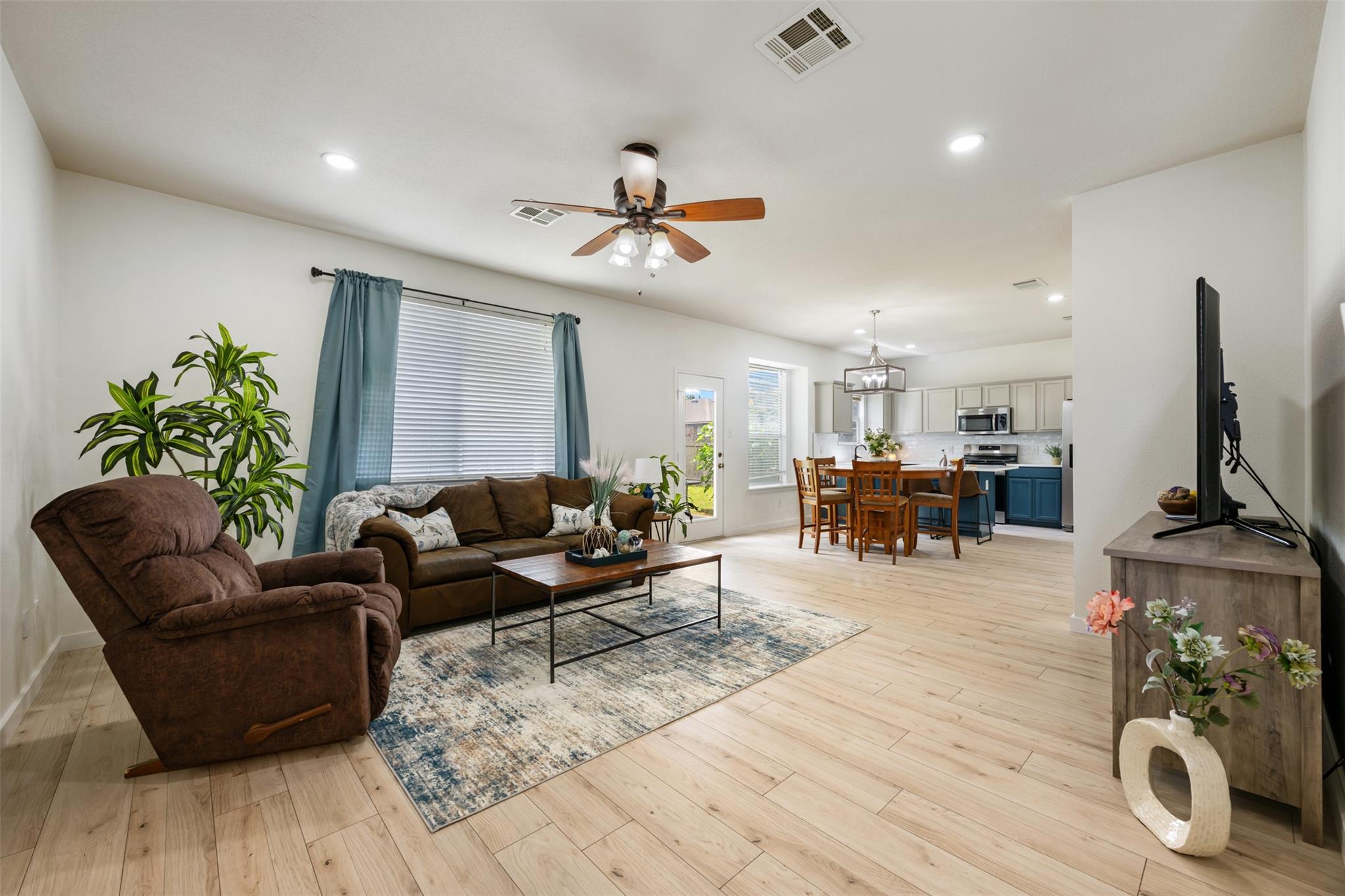 1104 Henderson DR — photo 5