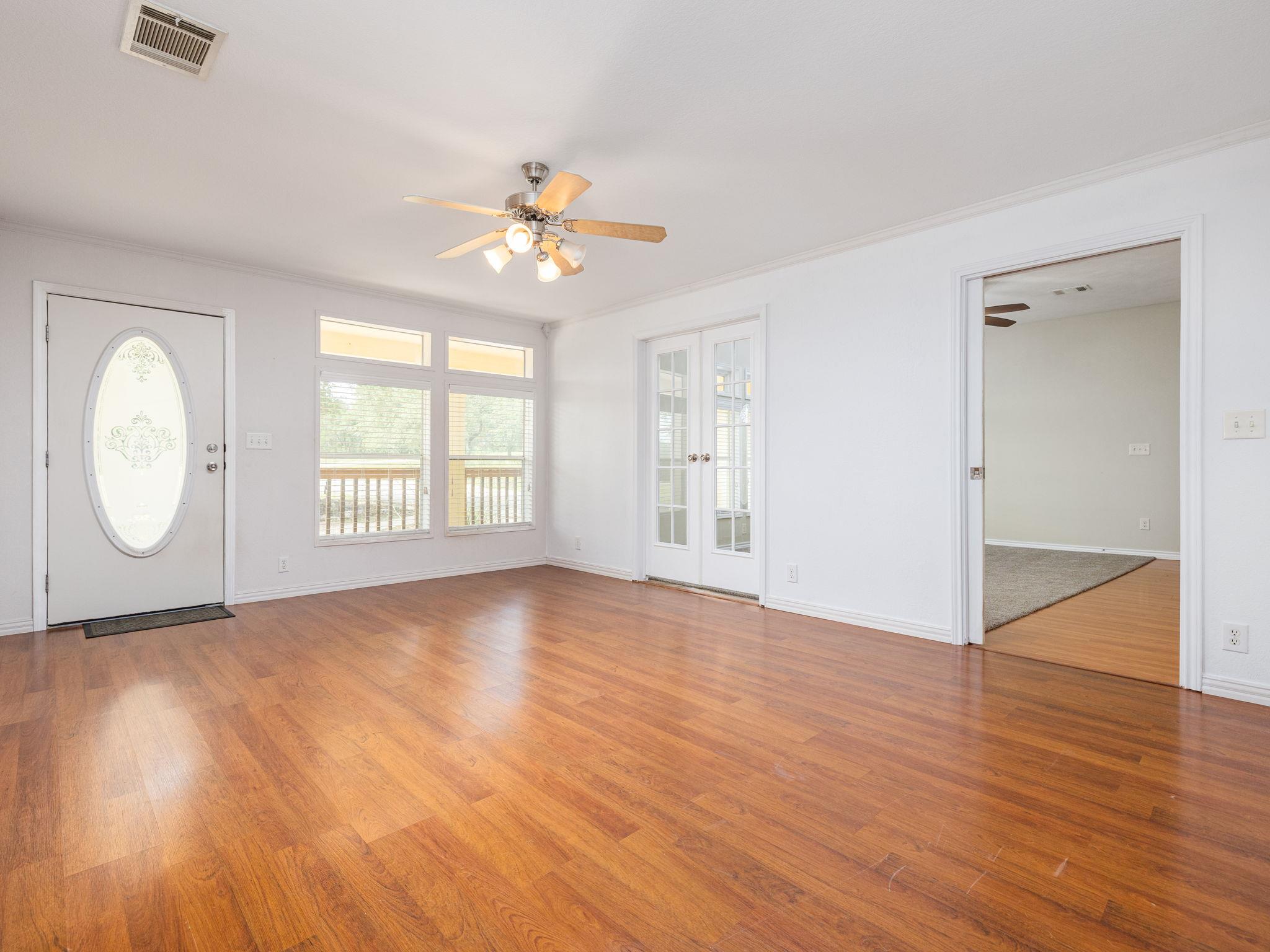 1110 Oakwood LOOP — photo 4