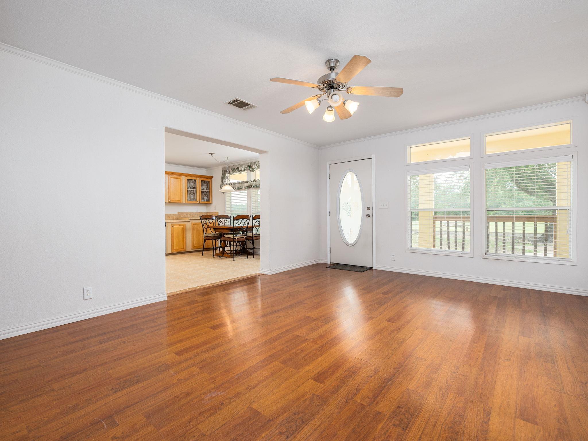 1110 Oakwood LOOP — photo 5
