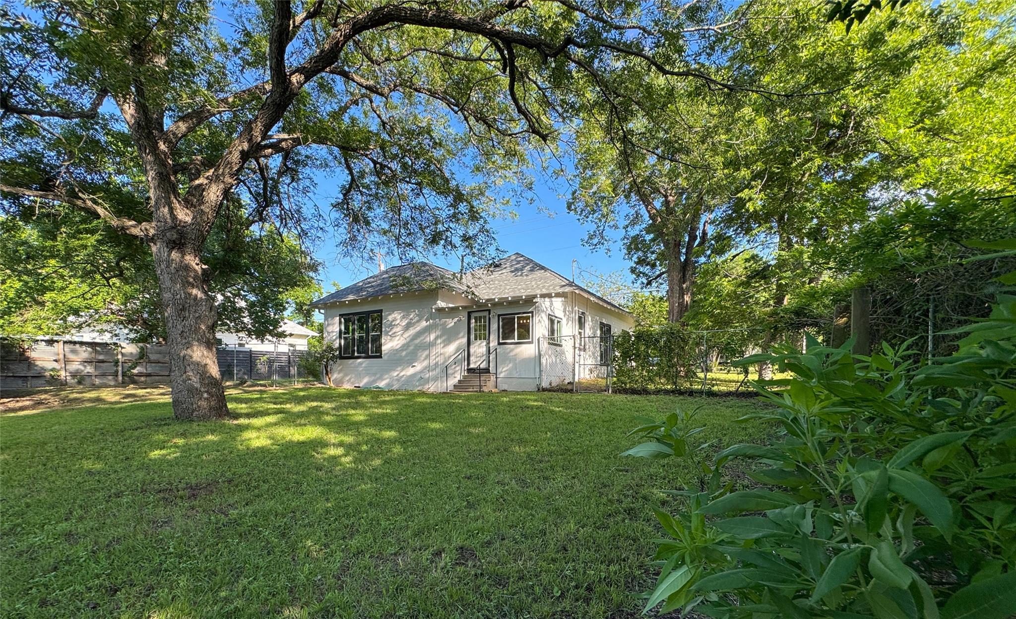 302 Brenham ST — photo 3