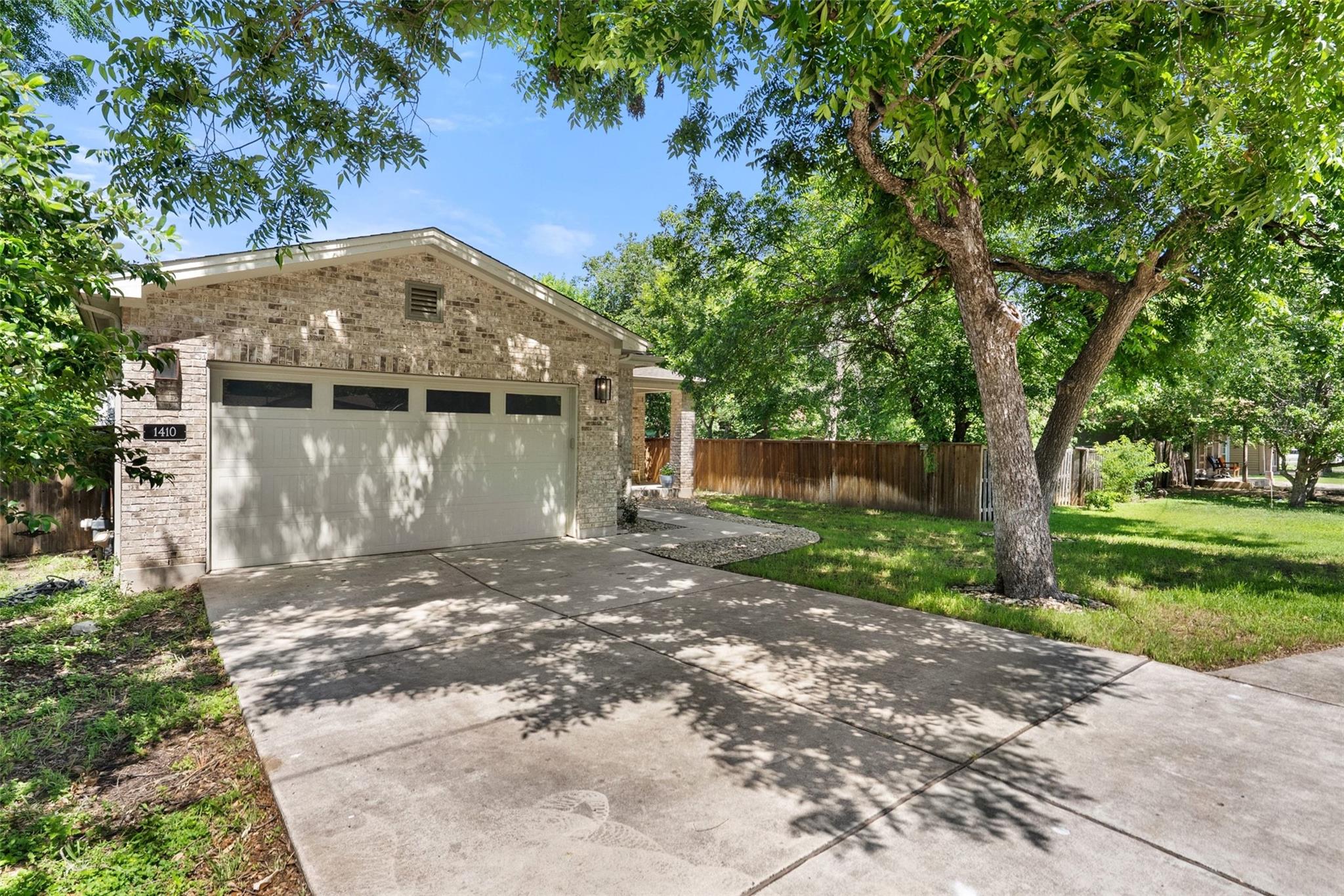 1410 Hart ST — photo 3