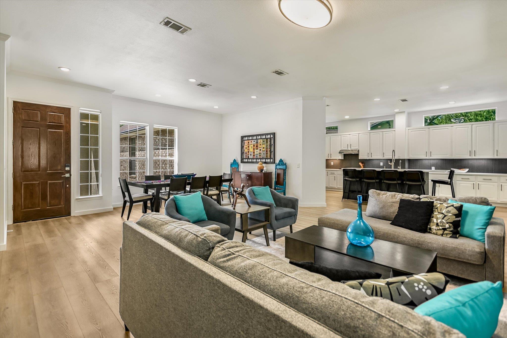 105 Stetson CIR — photo 3