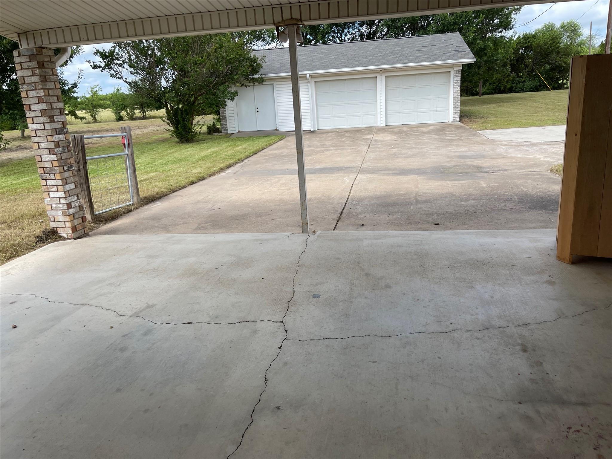 1011 Llewellyn LN — photo 4