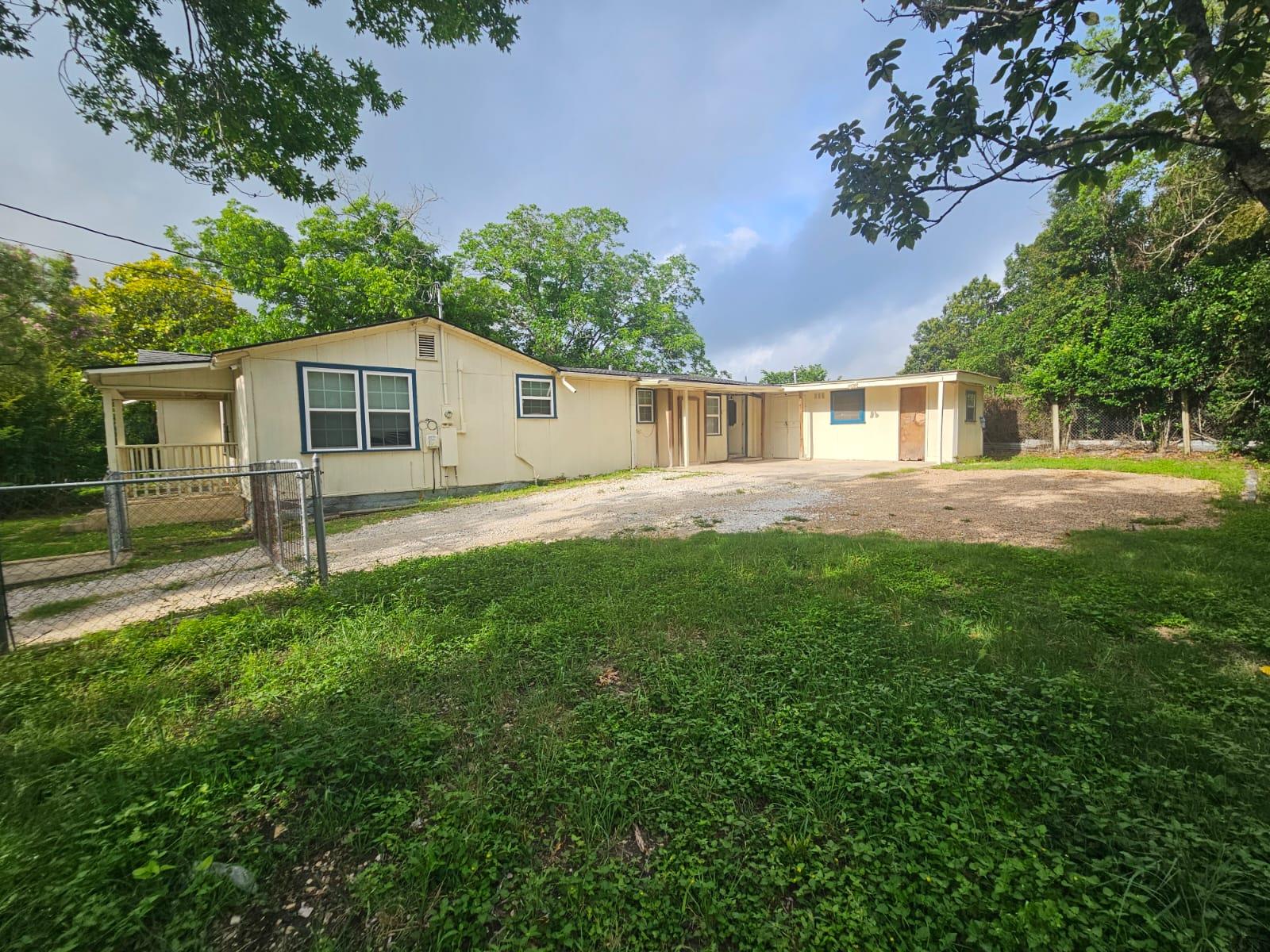 907 Neches ST — photo 3