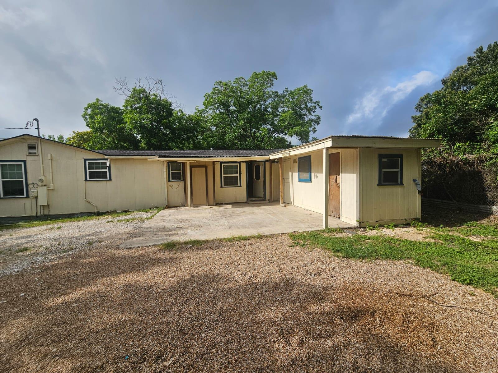 907 Neches ST — photo 4
