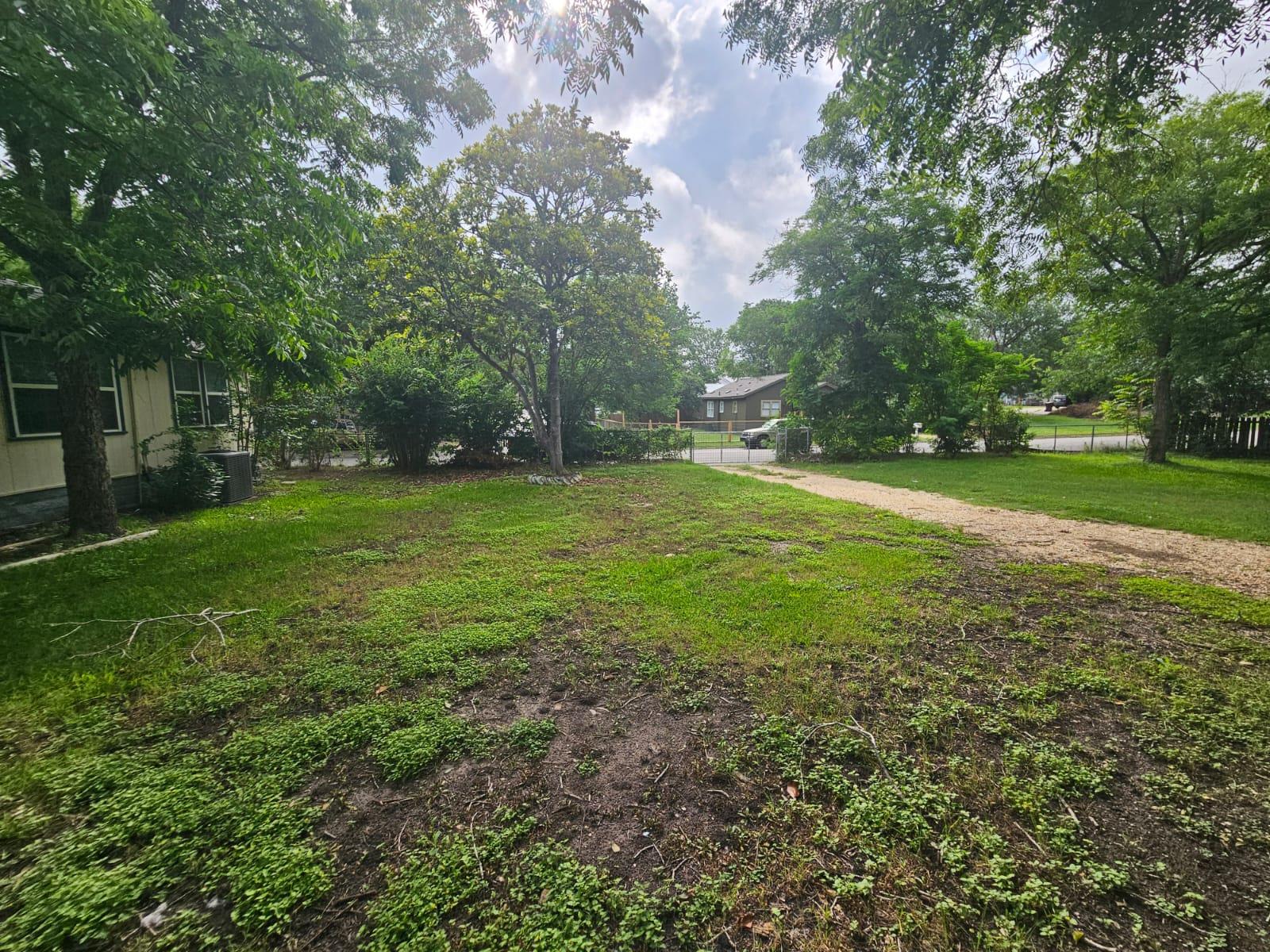 907 Neches ST — photo 5