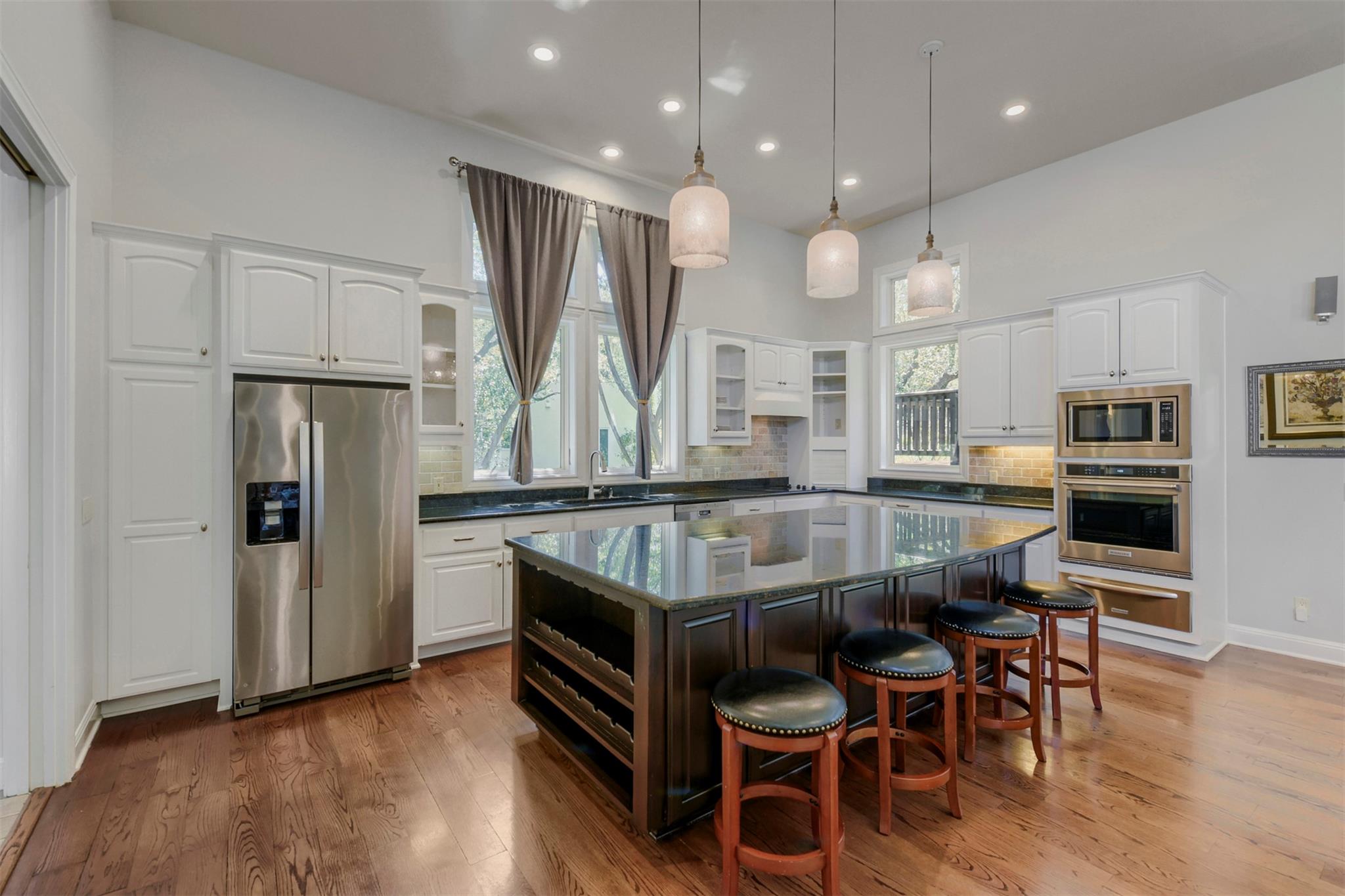 220 Clubhouse DR — photo 3