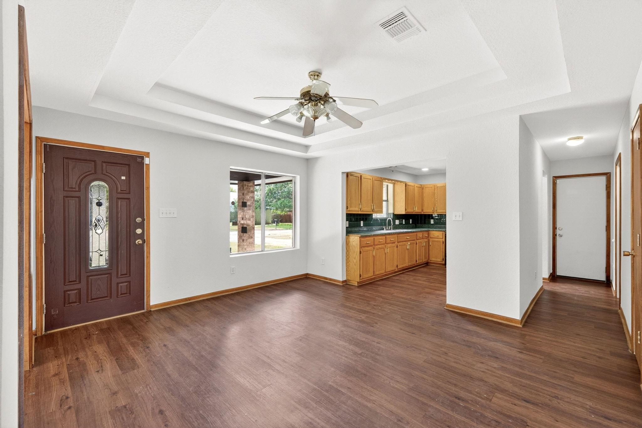 903 Travis ST — photo 4