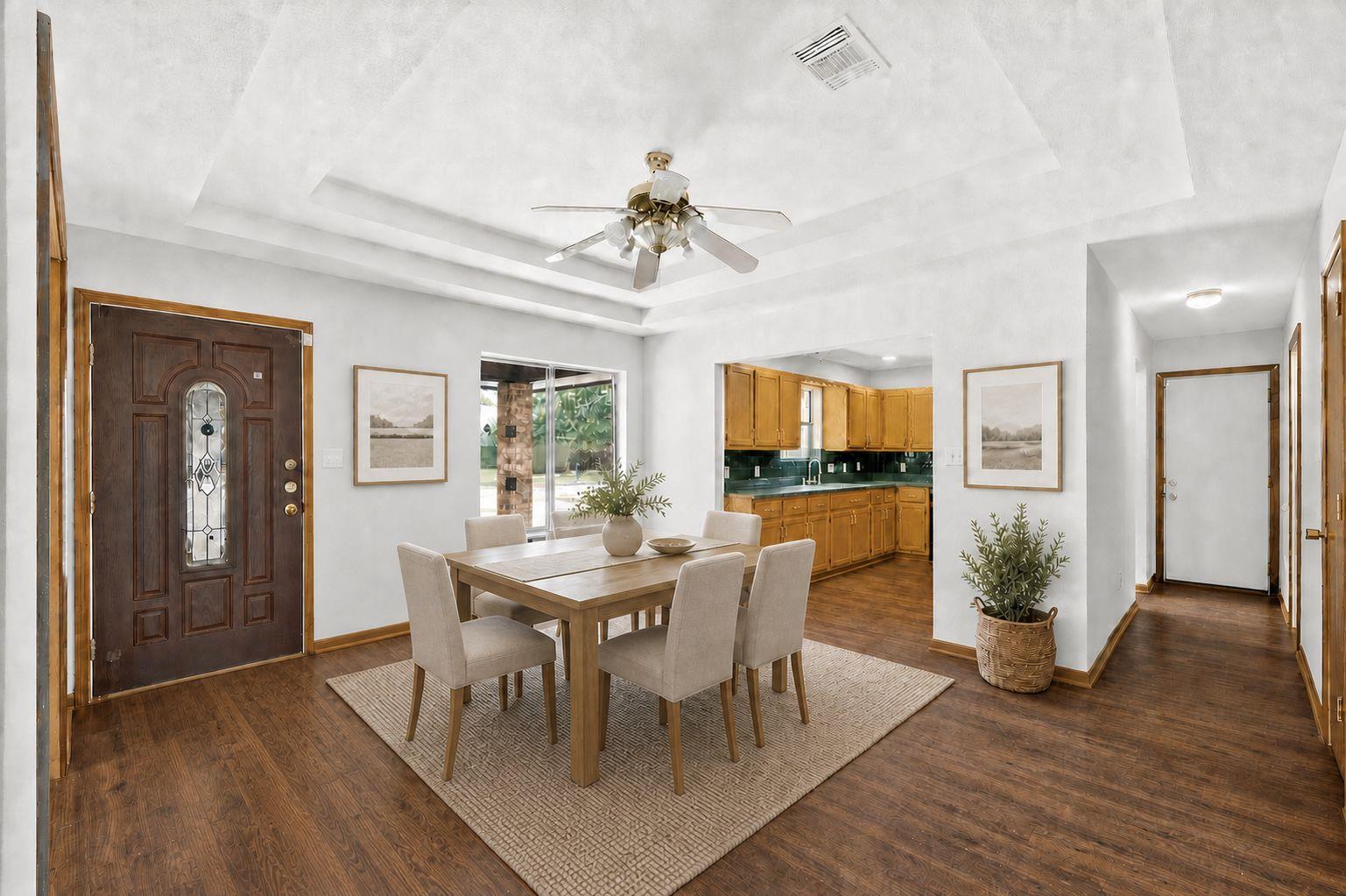 903 Travis ST — photo 3