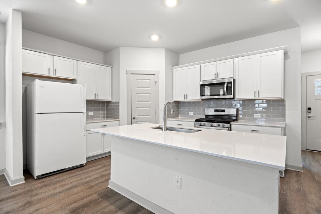 10601 Seguin ST — photo 3
