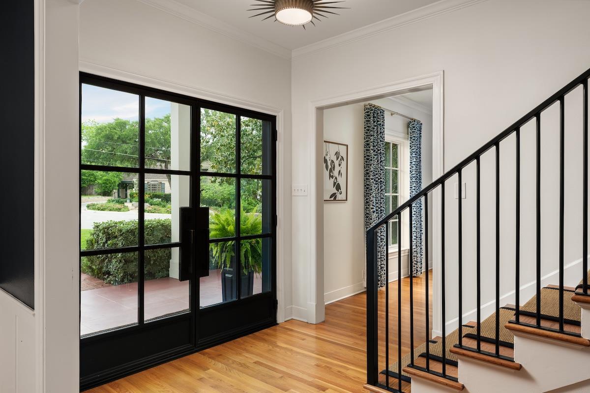 1015 Gaston Ave — photo 3