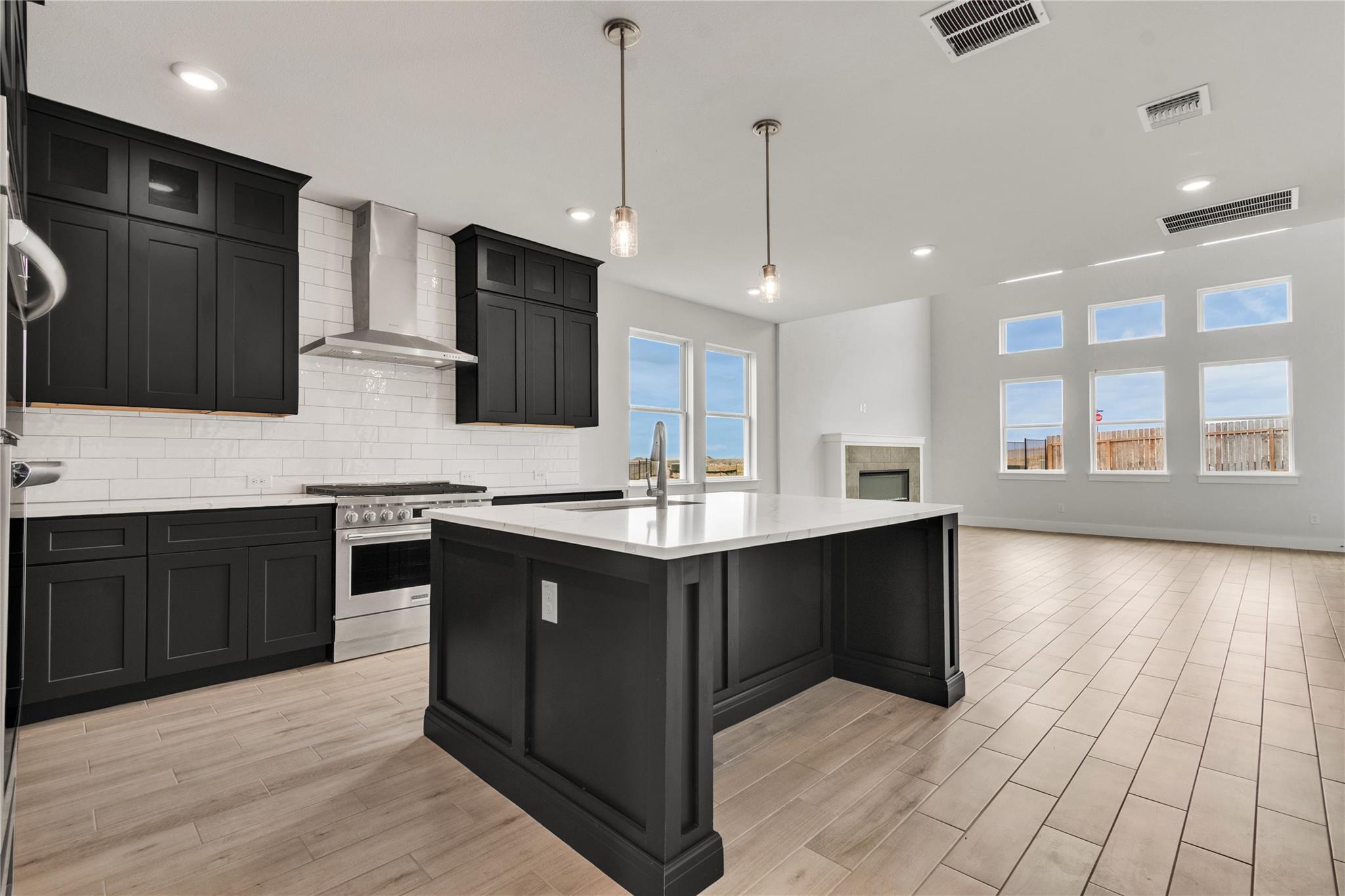 8516 Red Bottle Brush RD — photo 3