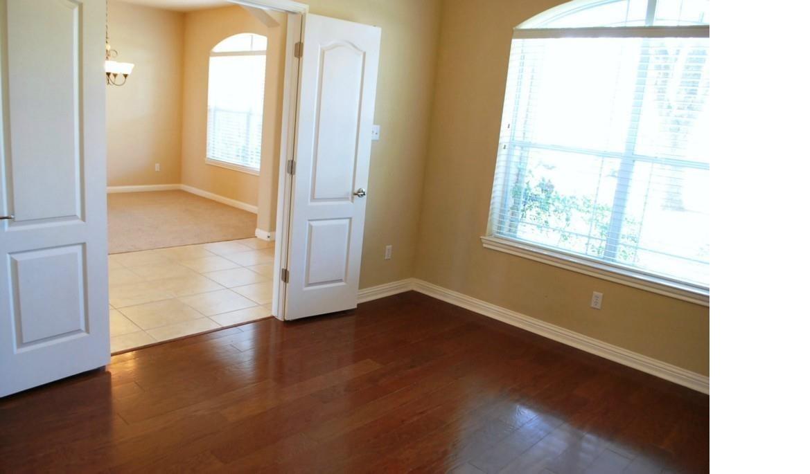 1002 Sedalia ST — photo 3