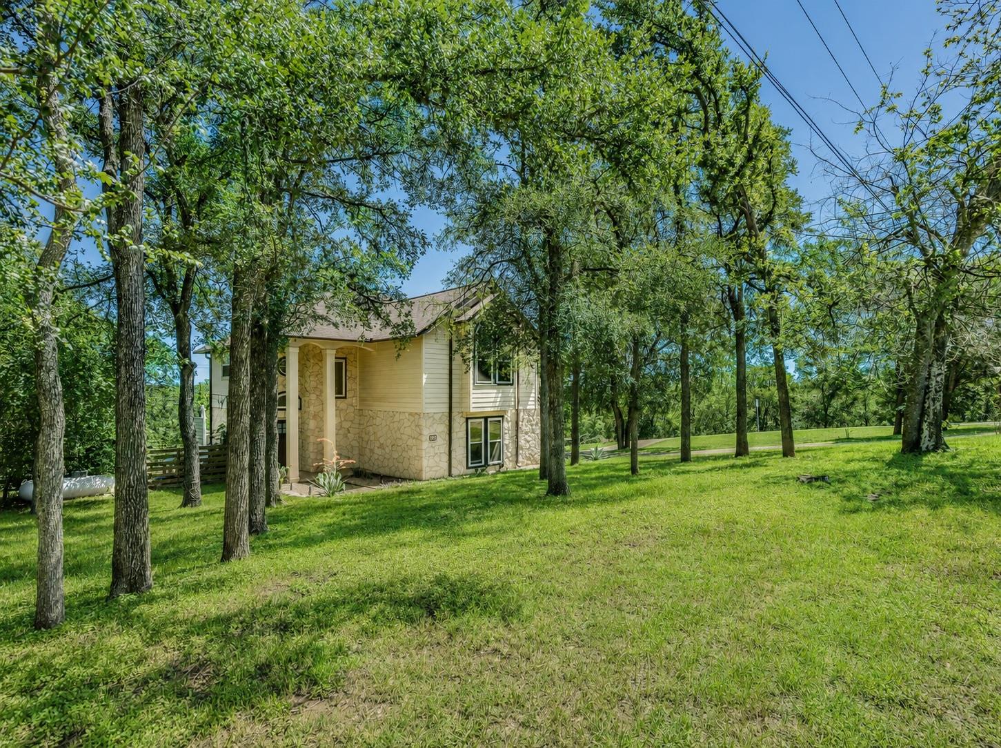 400 Hunt LN — photo 3