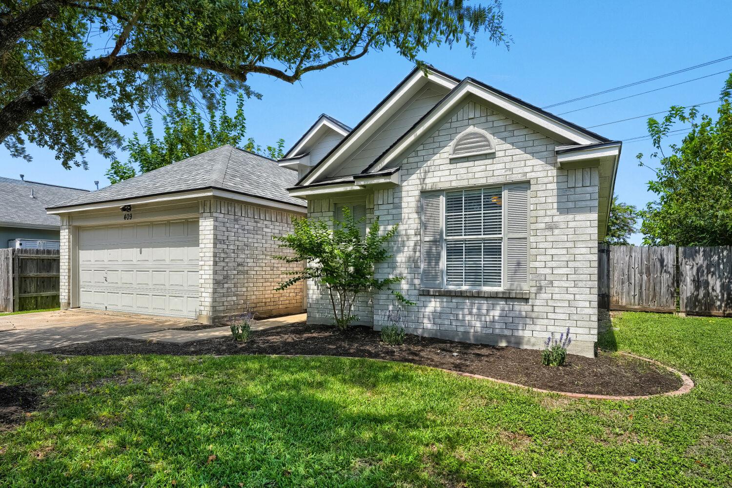 409 Willowbrook DR — photo 3