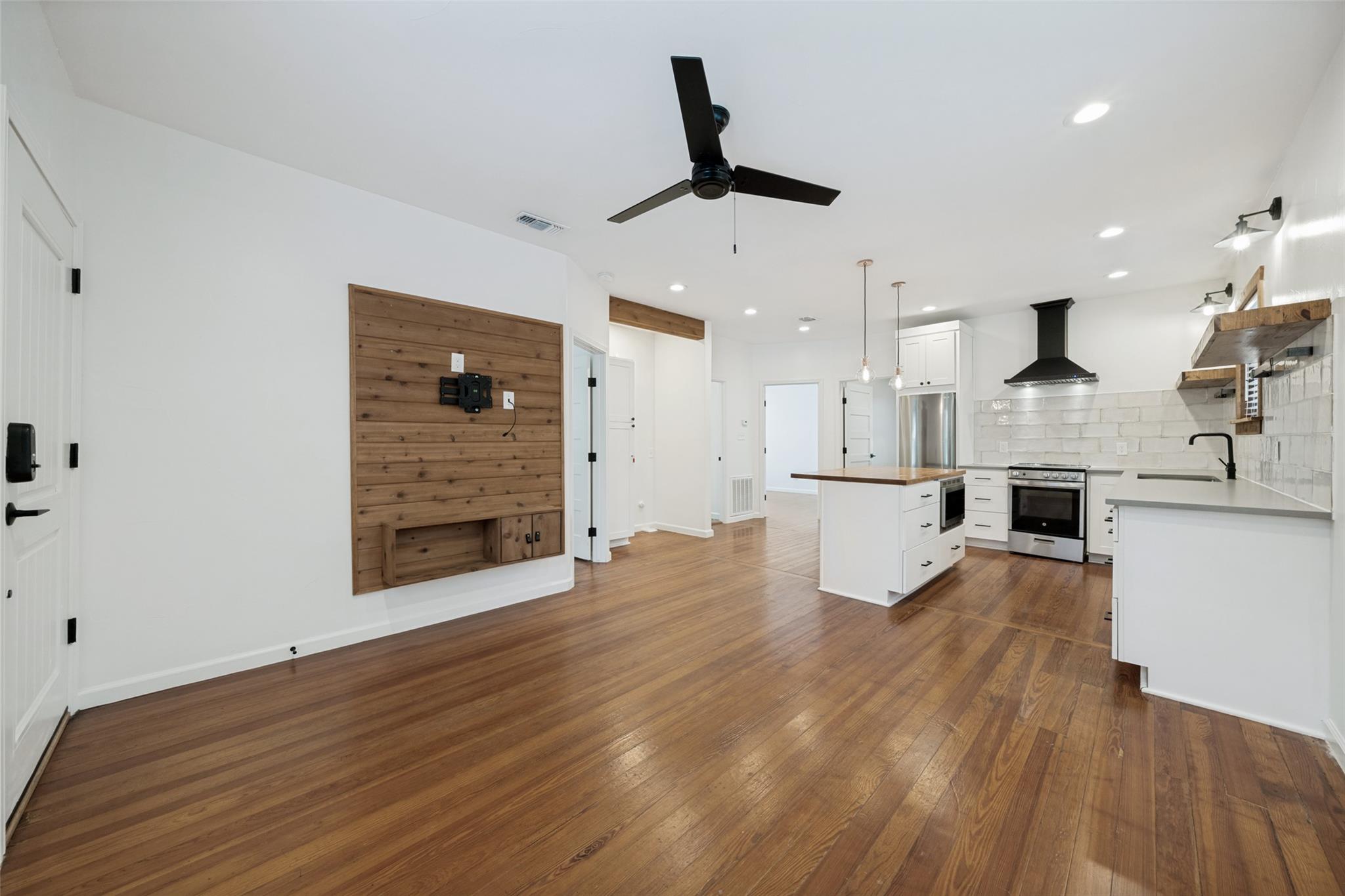 2513 Cesar Chavez ST — photo 4