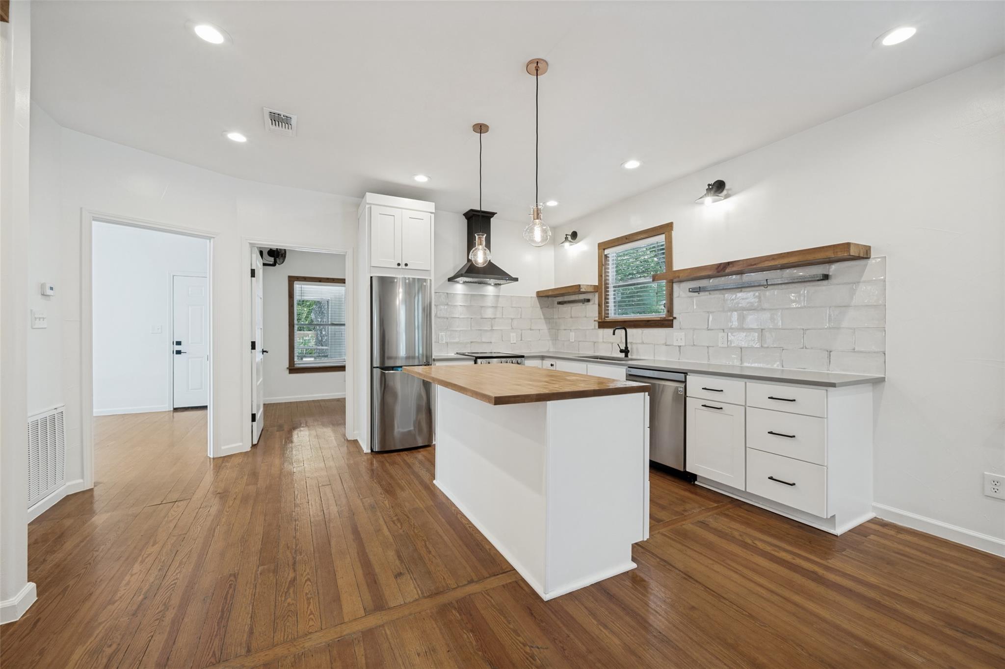 2513 Cesar Chavez ST — photo 5