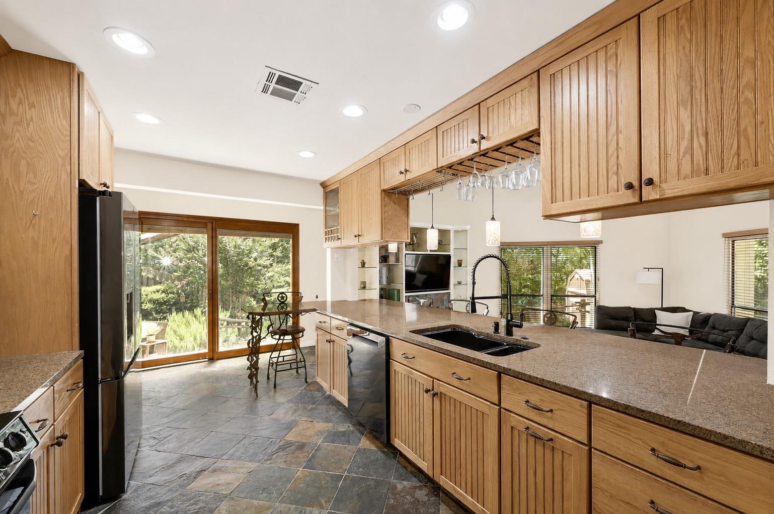 122 Acapulco DR — photo 3