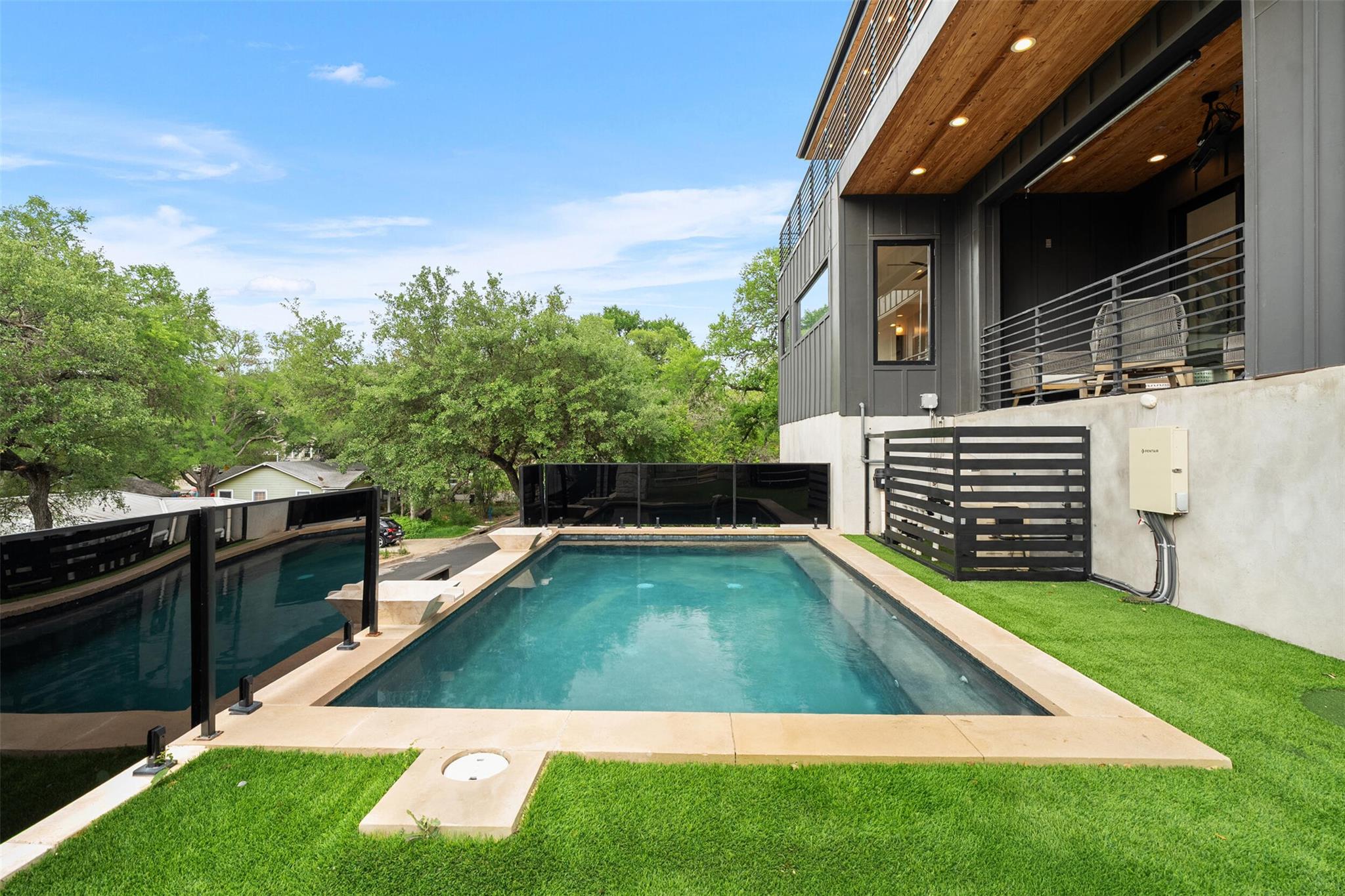 2208 Montclaire ST — photo 3