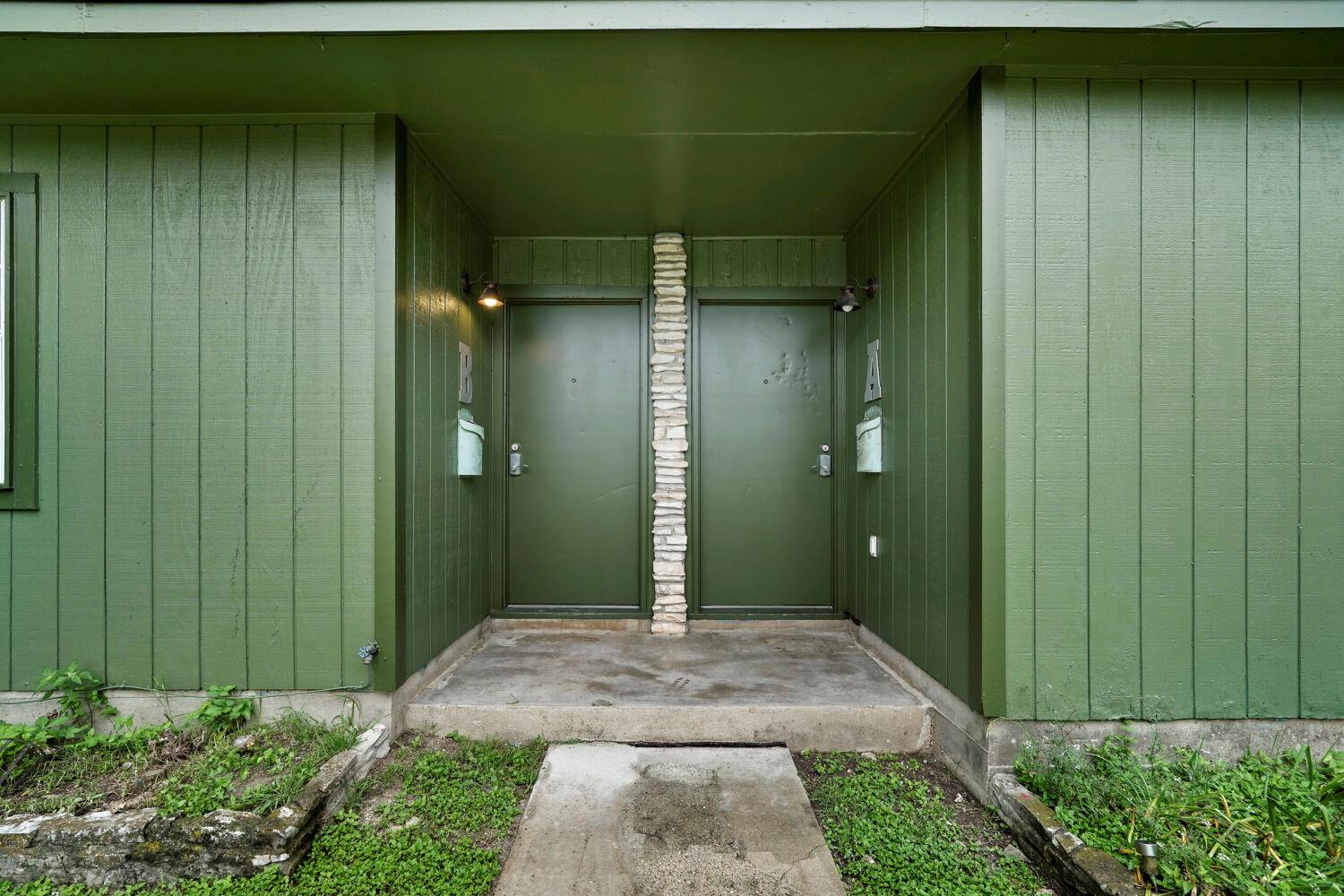 903 Aurora CIR #B — photo 3