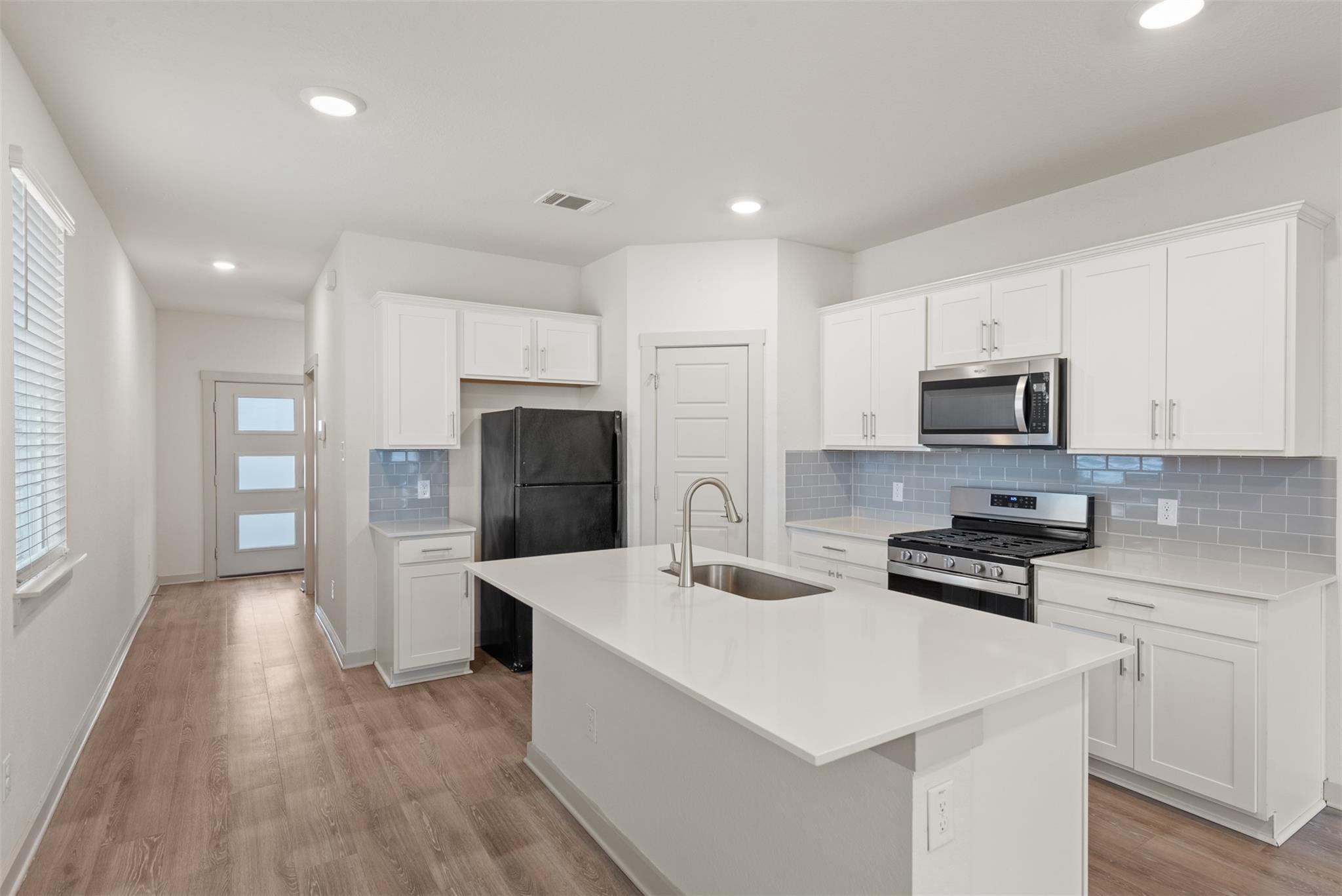 328 Fairfax Ave — photo 4
