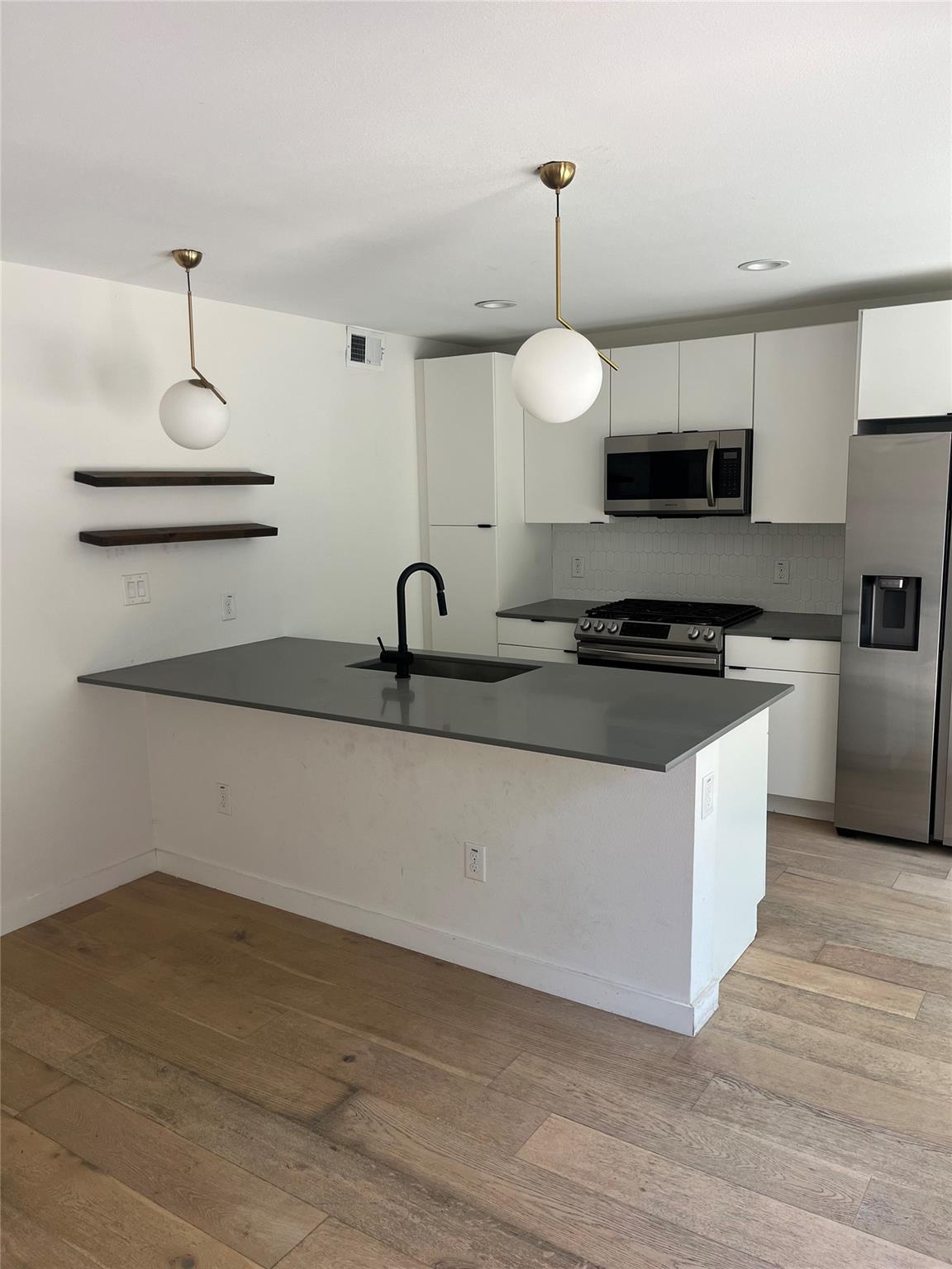 400 30th ST #106 — photo 3