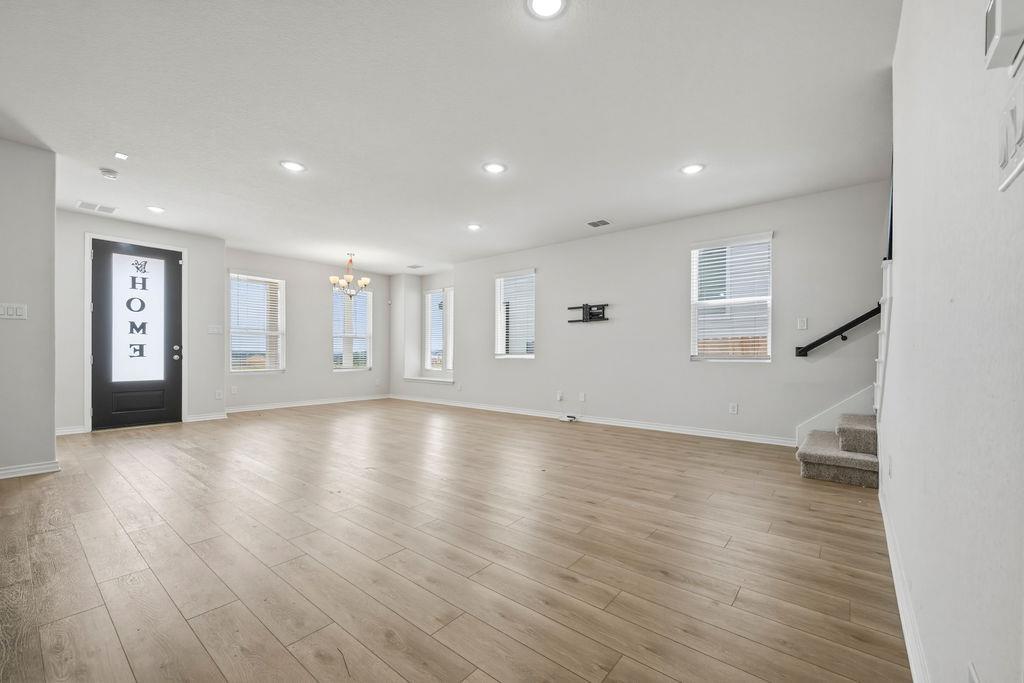 245 Leeland DR — photo 3