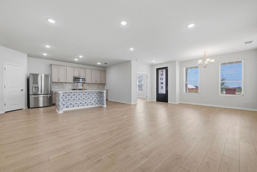 245 Leeland DR — photo 4