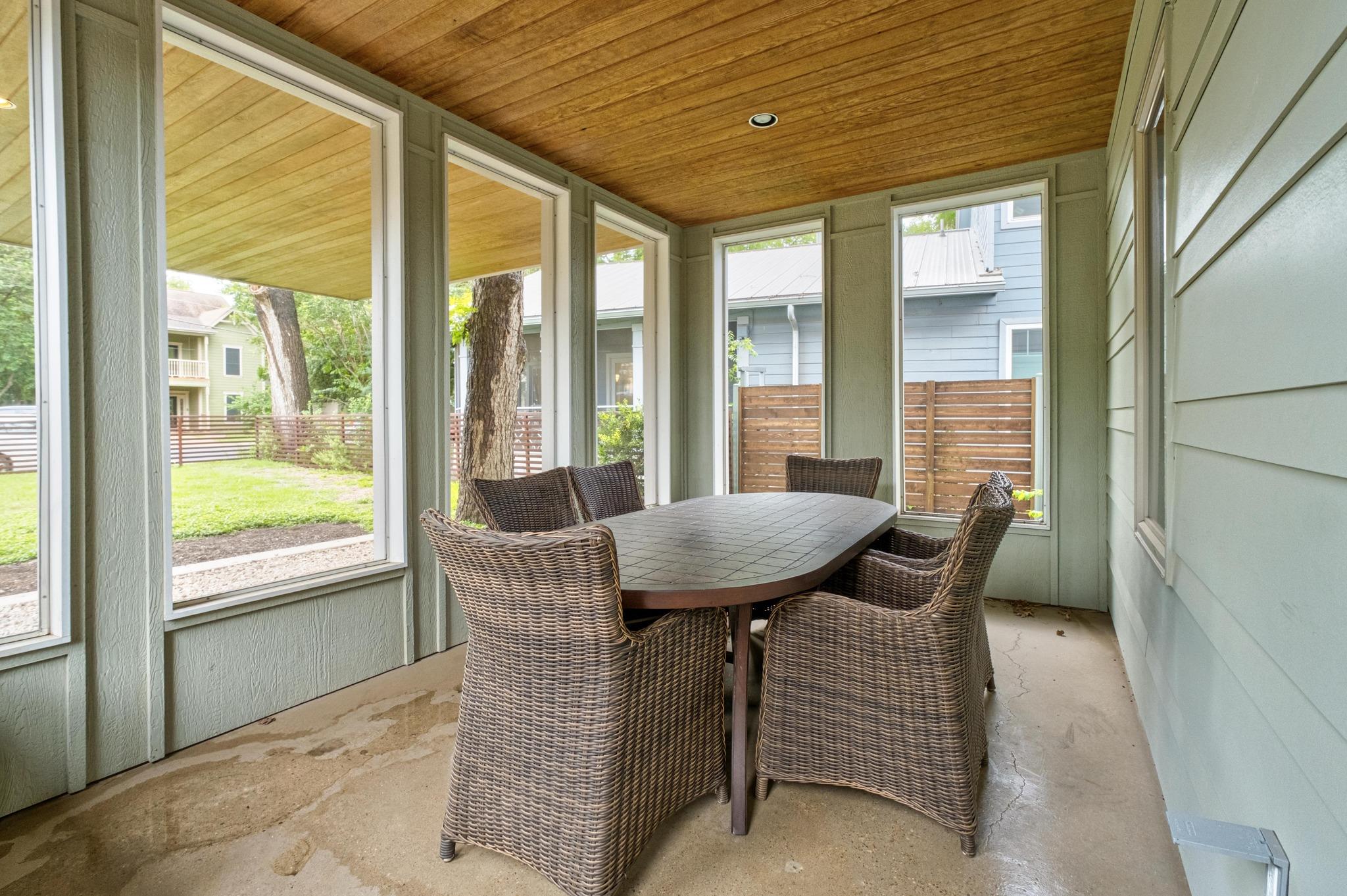 604 LIVE OAK ST — photo 3