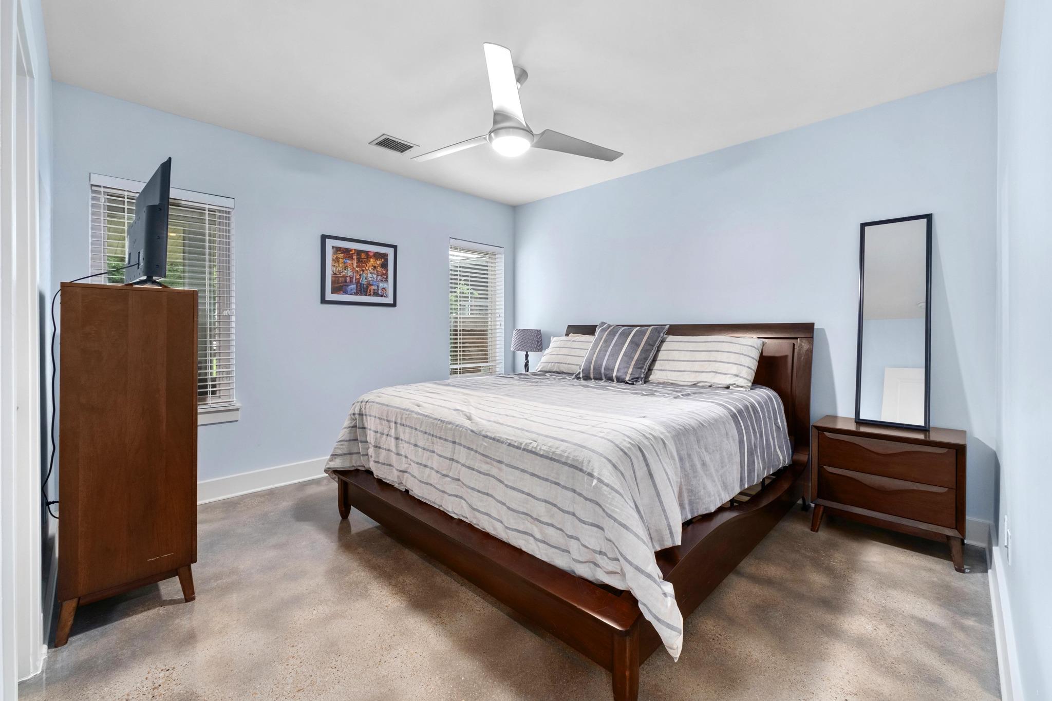 604 LIVE OAK ST — photo 4