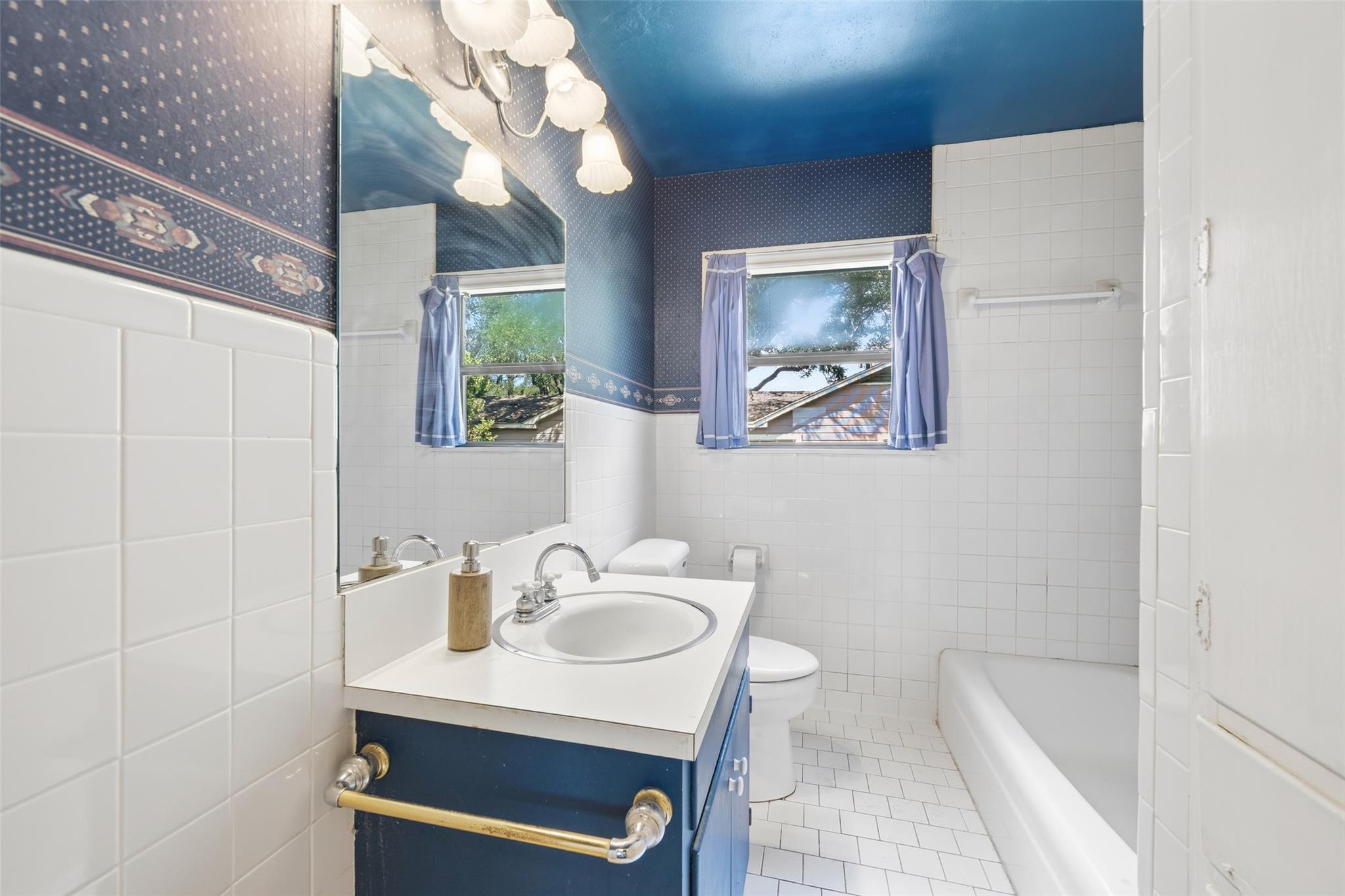107 Holland ST — photo 4
