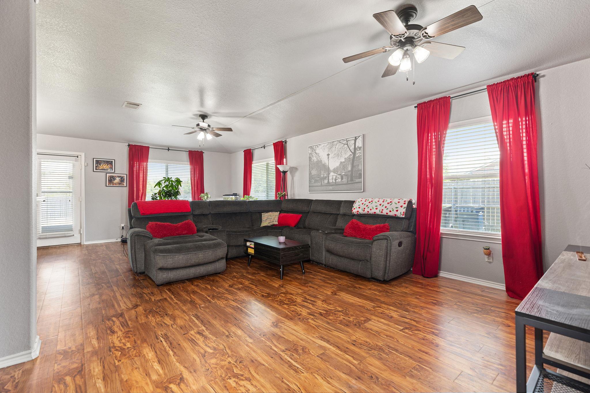 327 Comal RUN — photo 3