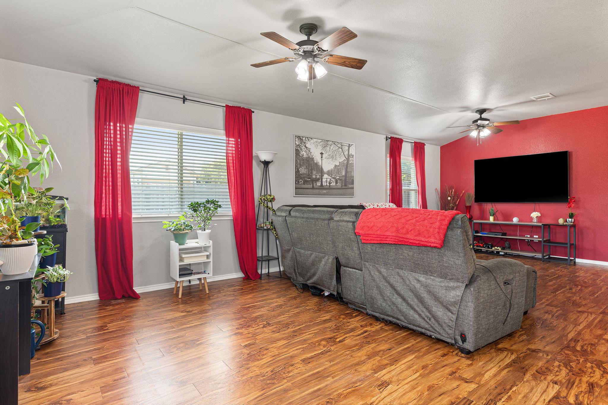 327 Comal RUN — photo 4