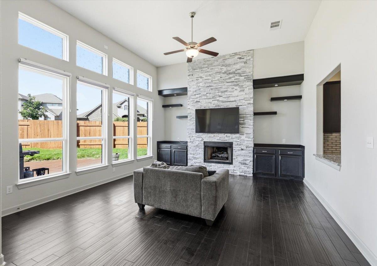 261 Ashleaf DR — photo 4