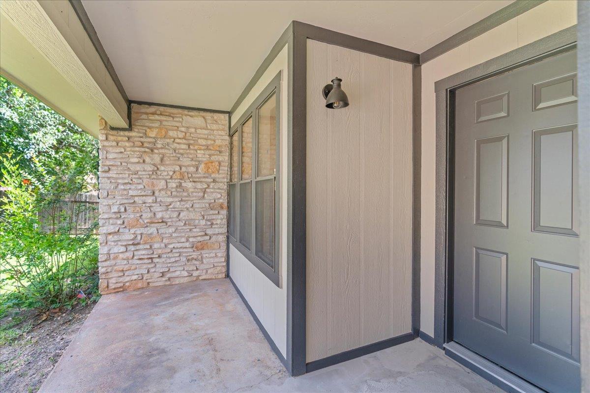 2305 Donna DR — photo 3