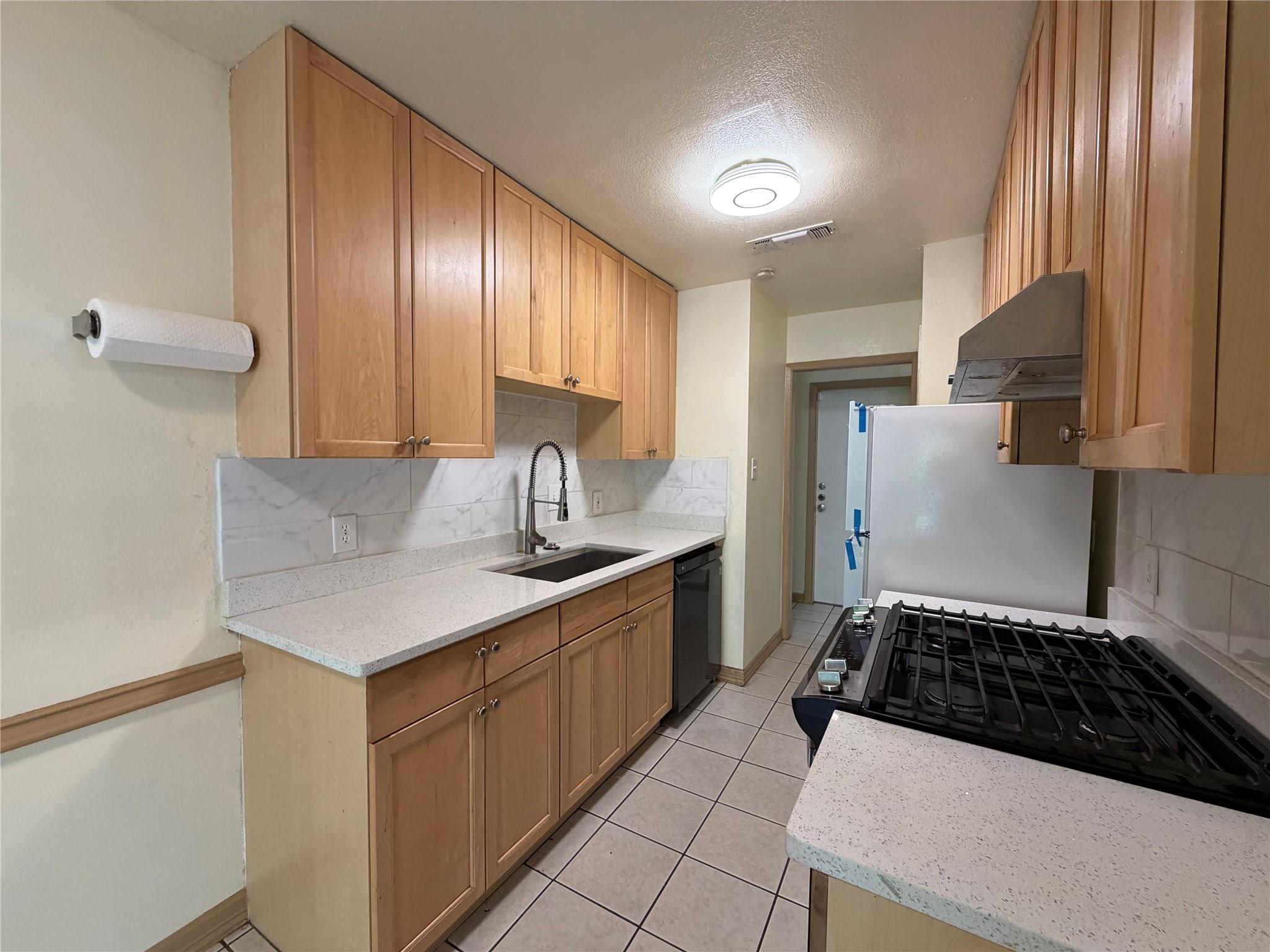 1200 Warrington DR — photo 4