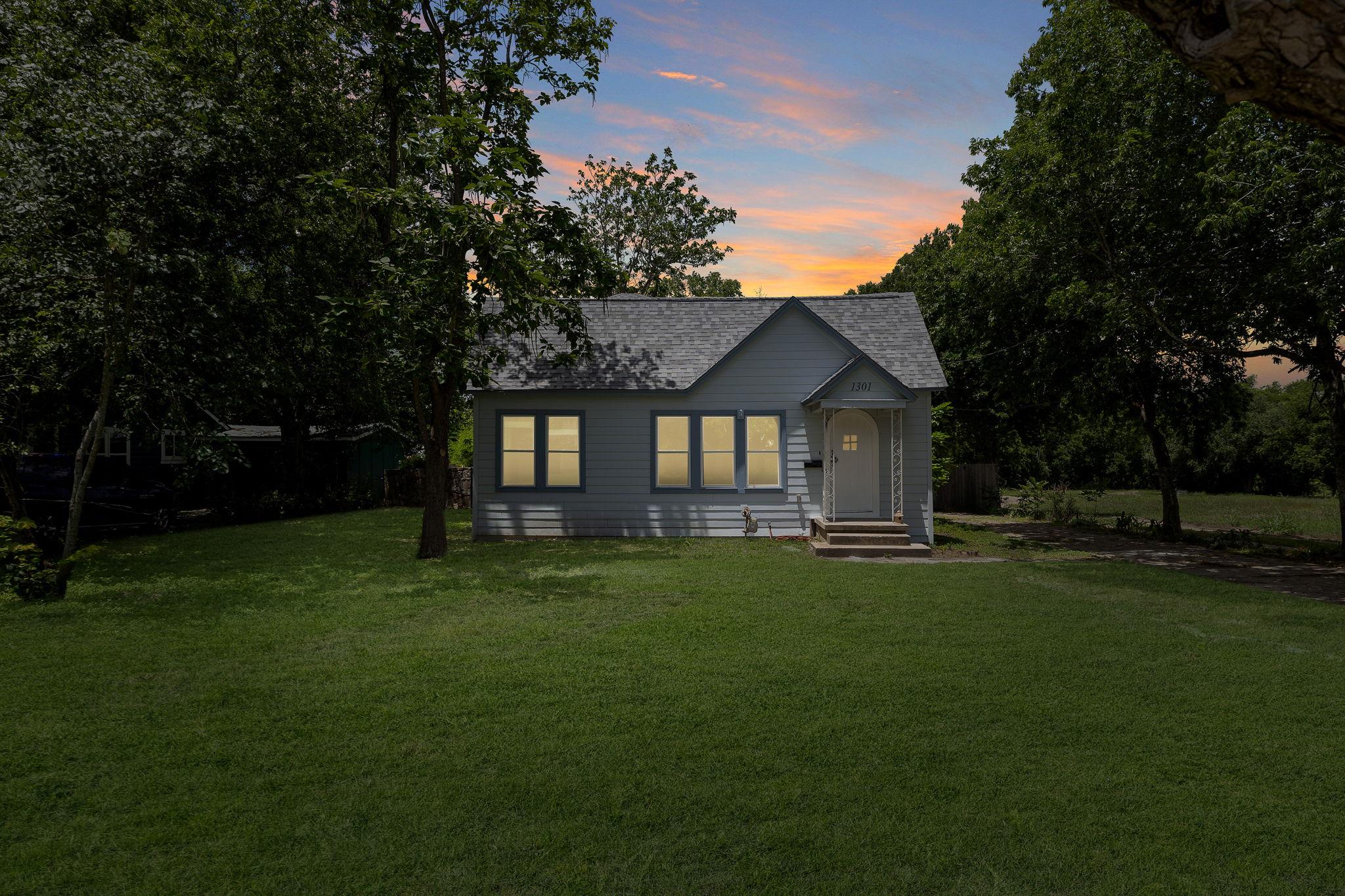 1301 Sloan ST — photo 4